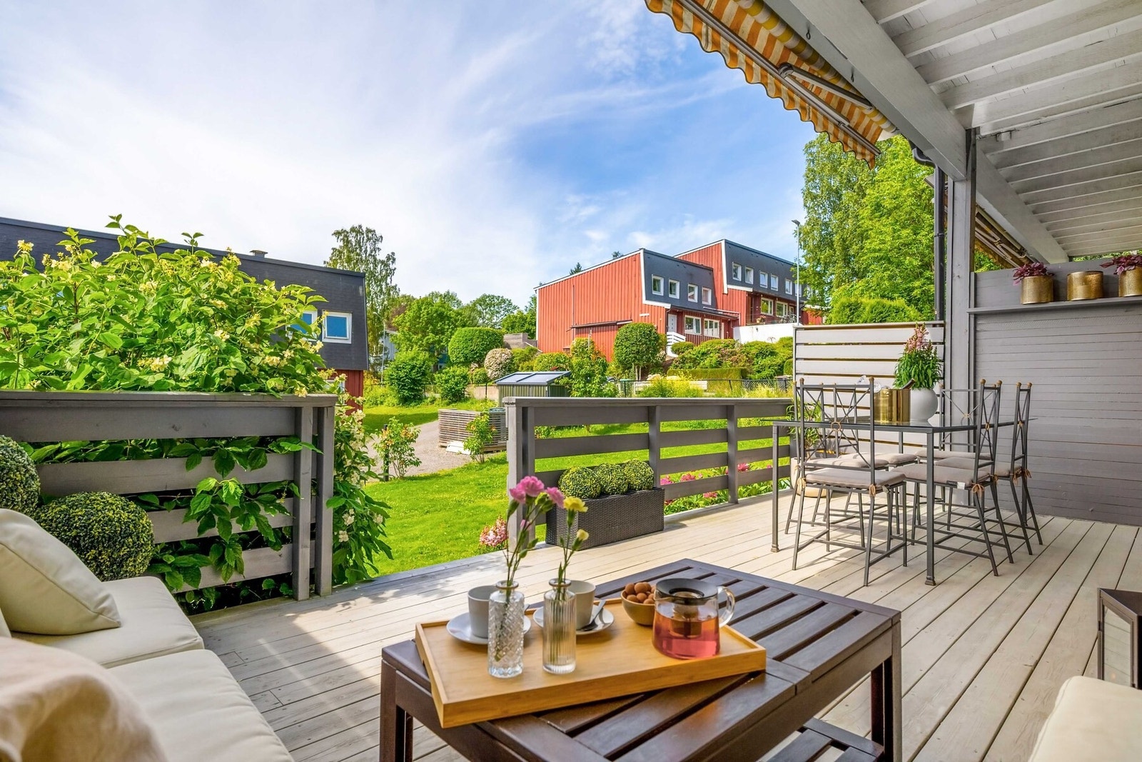 Terrassen vender mot sydvest og byr på hyggelig utsyn samt gode solforhold på sommerstid med sol fra ca. kl. 12:00 til kl. 20:00. Galleribilde