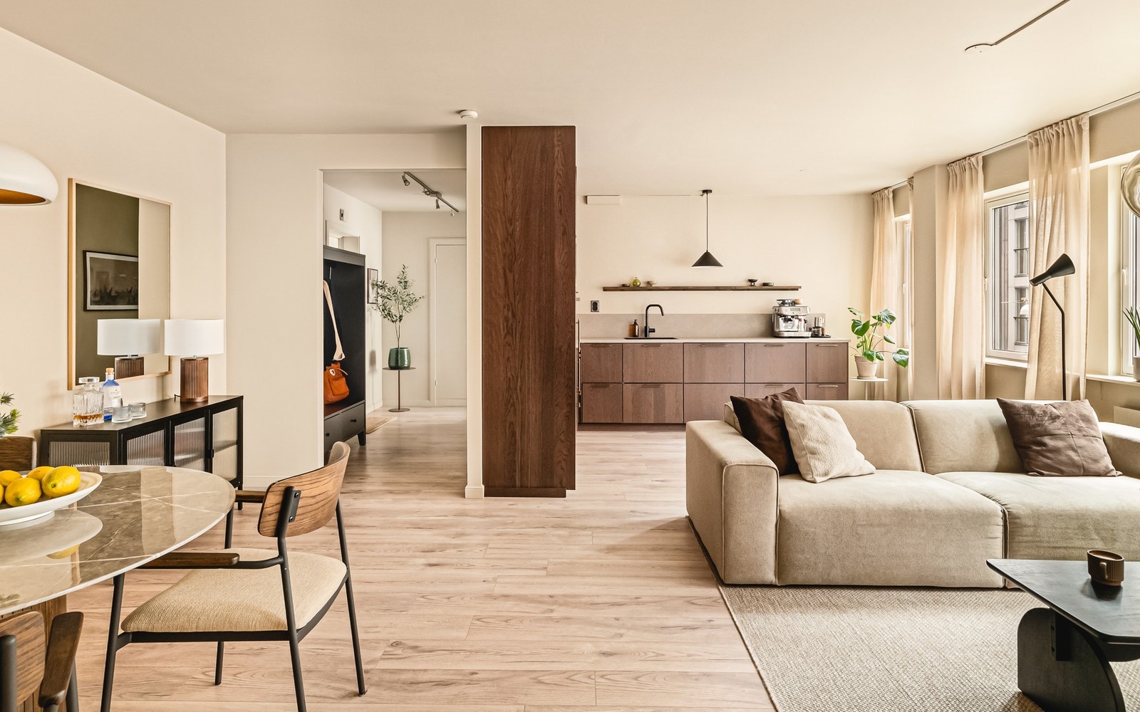 - Her er det god plass til både en komfortabel sofagruppe og et stort spisebord - Galleribilde
