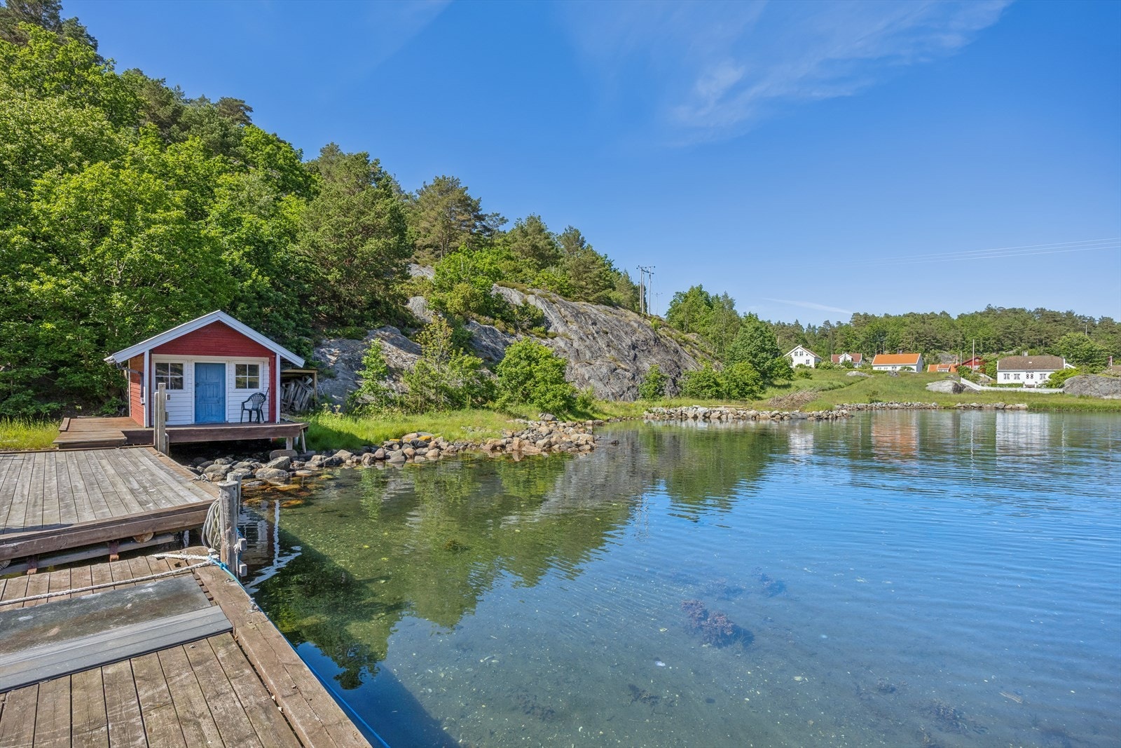 Fra sjøbua og opp til huset er det ca. 350 m å gå.. Galleribilde