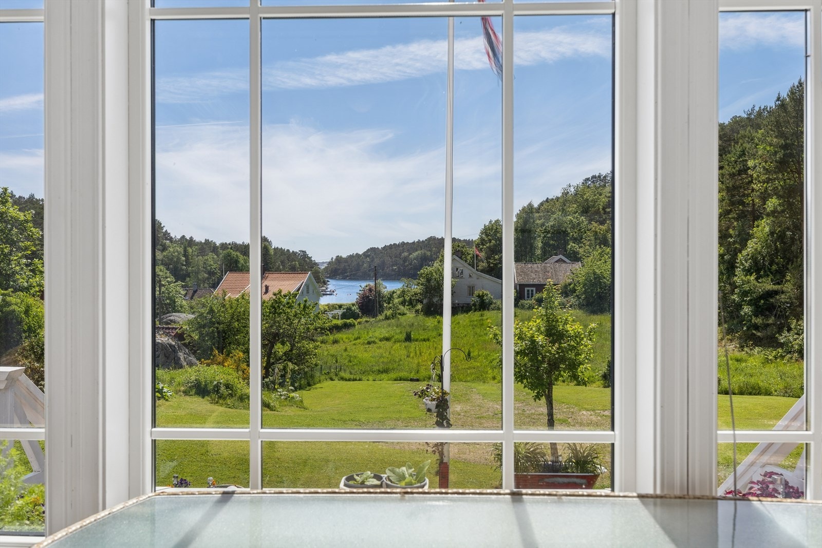 Utsikten fra glassveranda. Galleribilde