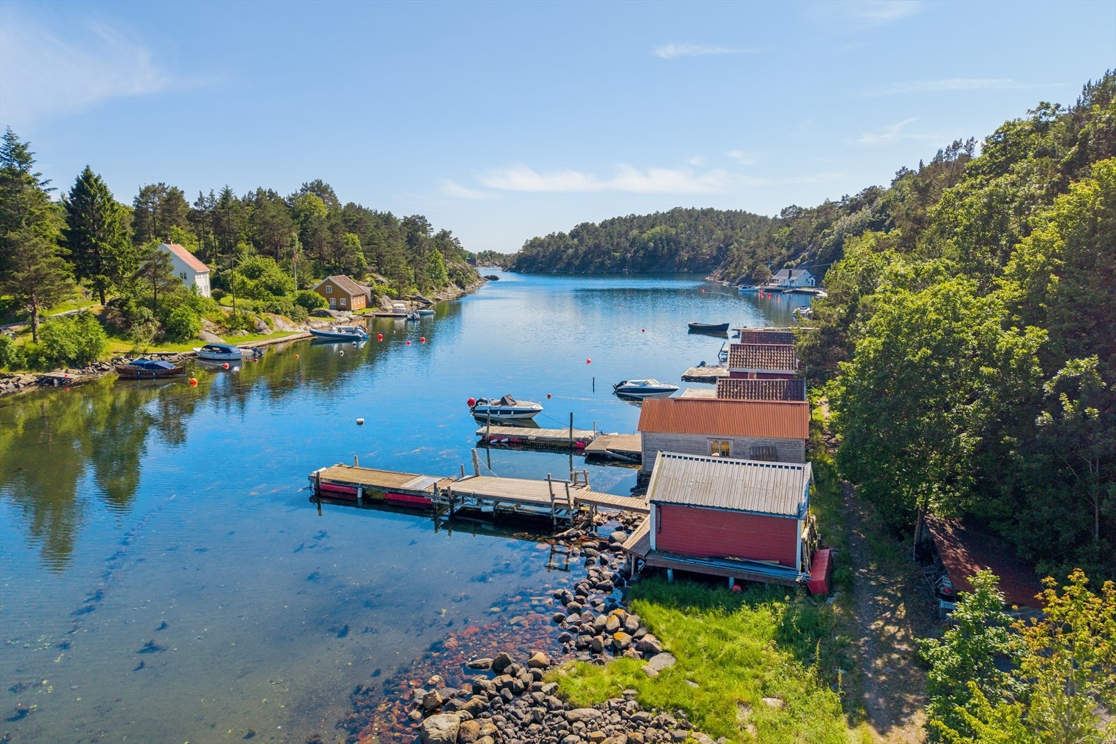 Fløreneskilen med sjøbu og brygge. Galleribilde