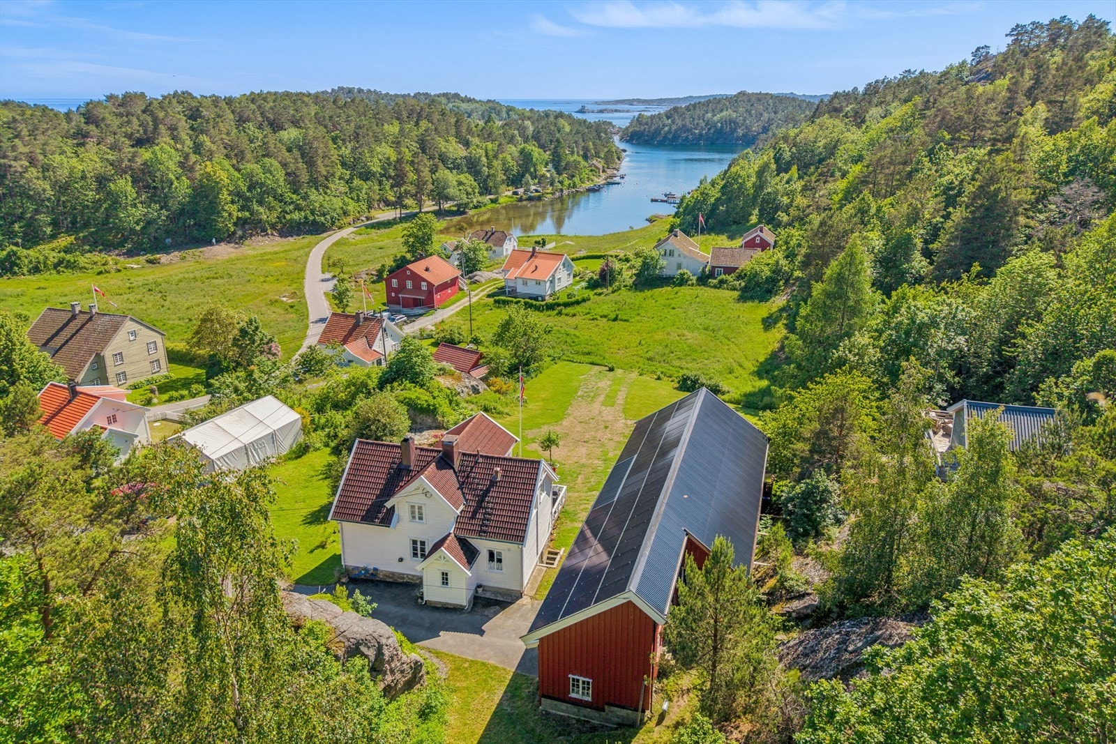 Flørenes ligger ca. 4 km fra Lillesand sentrum og området består i hovedsak av velholdte sørlandshus og flott kulturlandskap. Galleribilde
