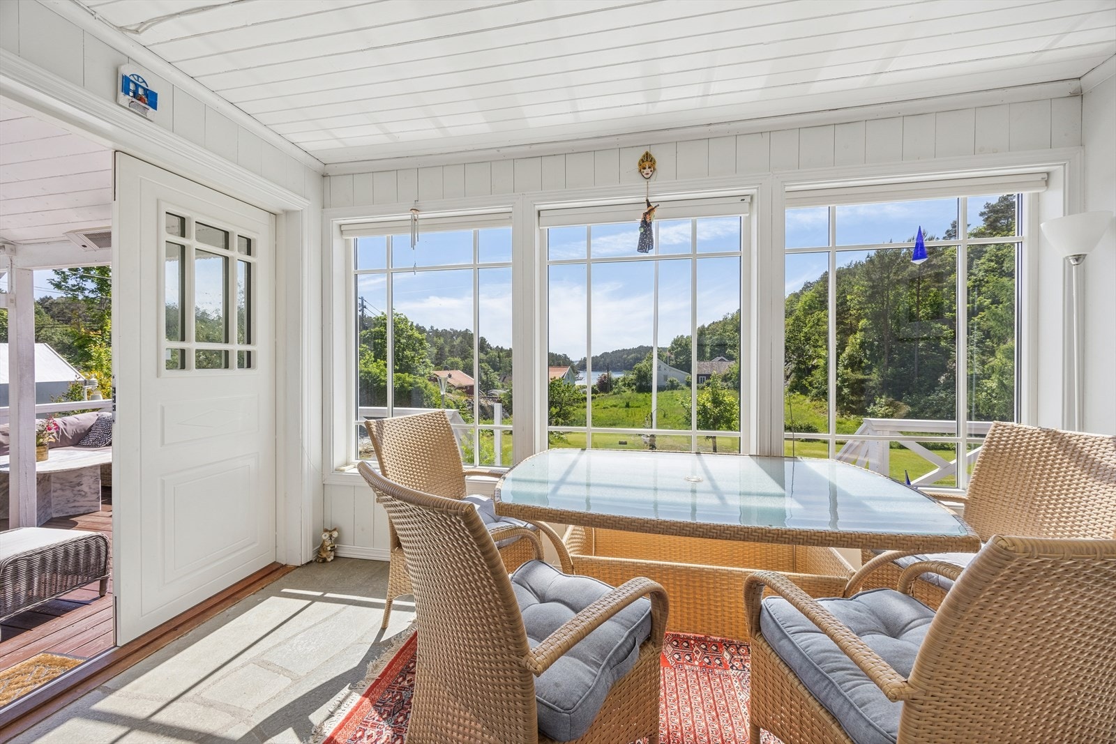 Isolert glassveranda for helårs bruk. Utgang til terrasse. Galleribilde