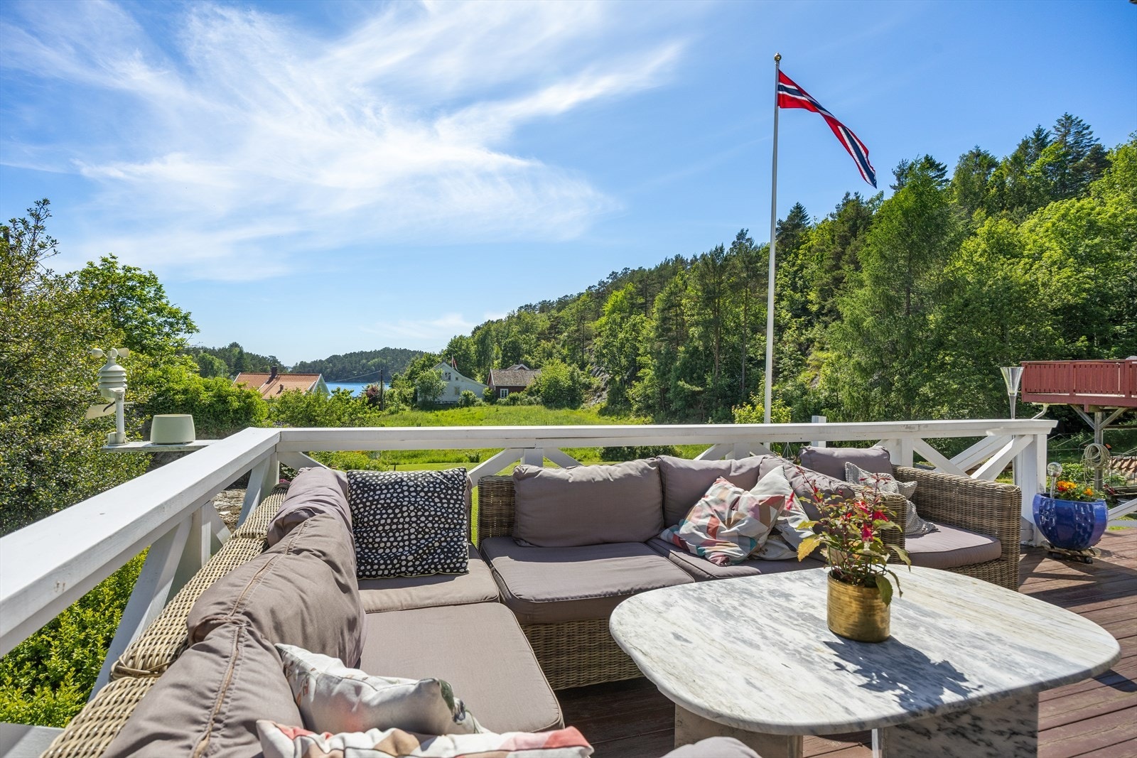 Stor, solrik terrasse i tilknytning til boligens hovedplan. Galleribilde