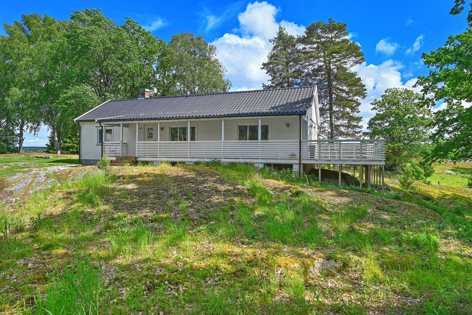 Sidehuset ligger på én flate og inneholder gang, stue, kjøkken, bad og tre soverom. Galleribilde