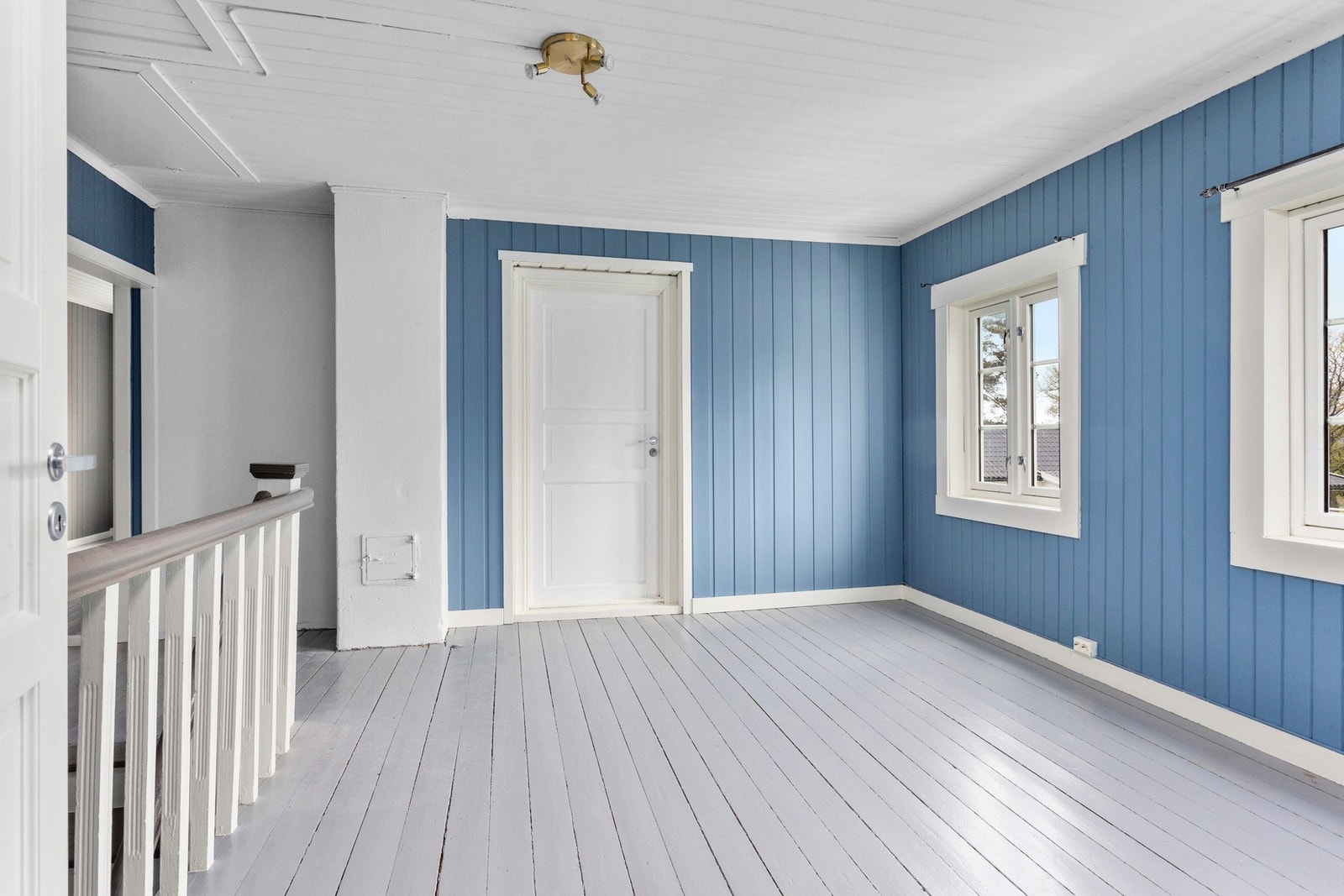 Hovedhuset. På toppen av trappen til 2. etasje er det et romslig areal som passer godt til en sittegruppe, TV stue eller å trekke seg tilbake med en god bok Galleribilde