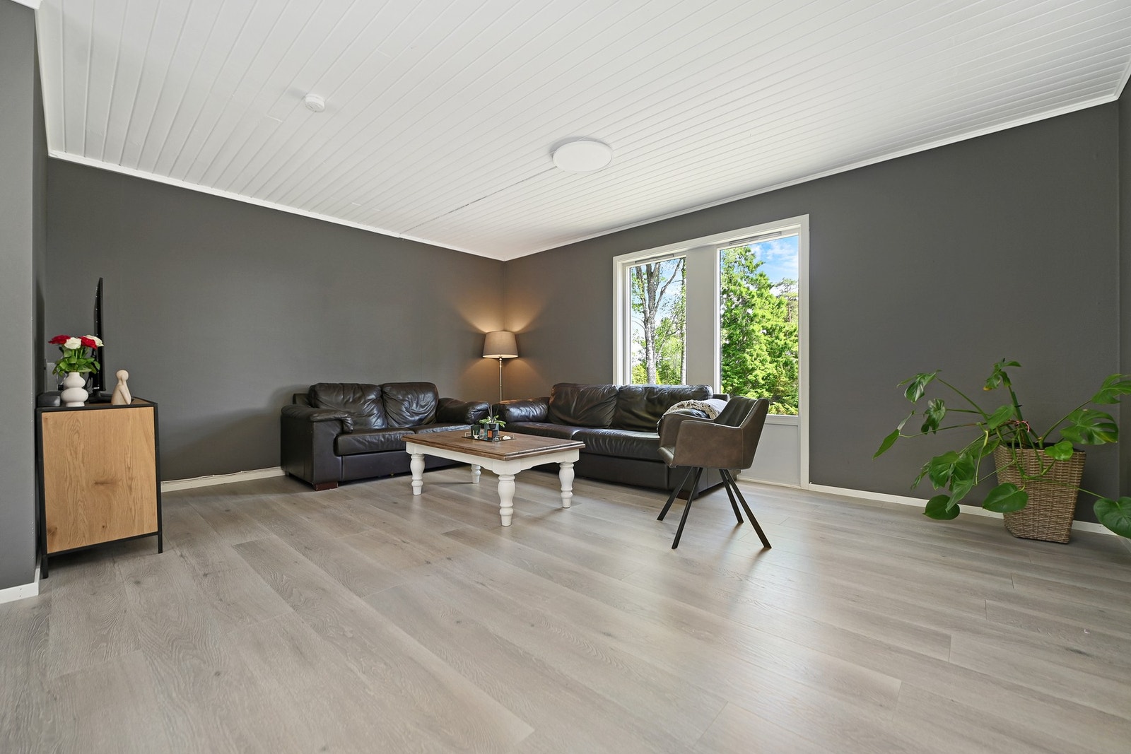 Gulvene er belagt med laminat. Galleribilde