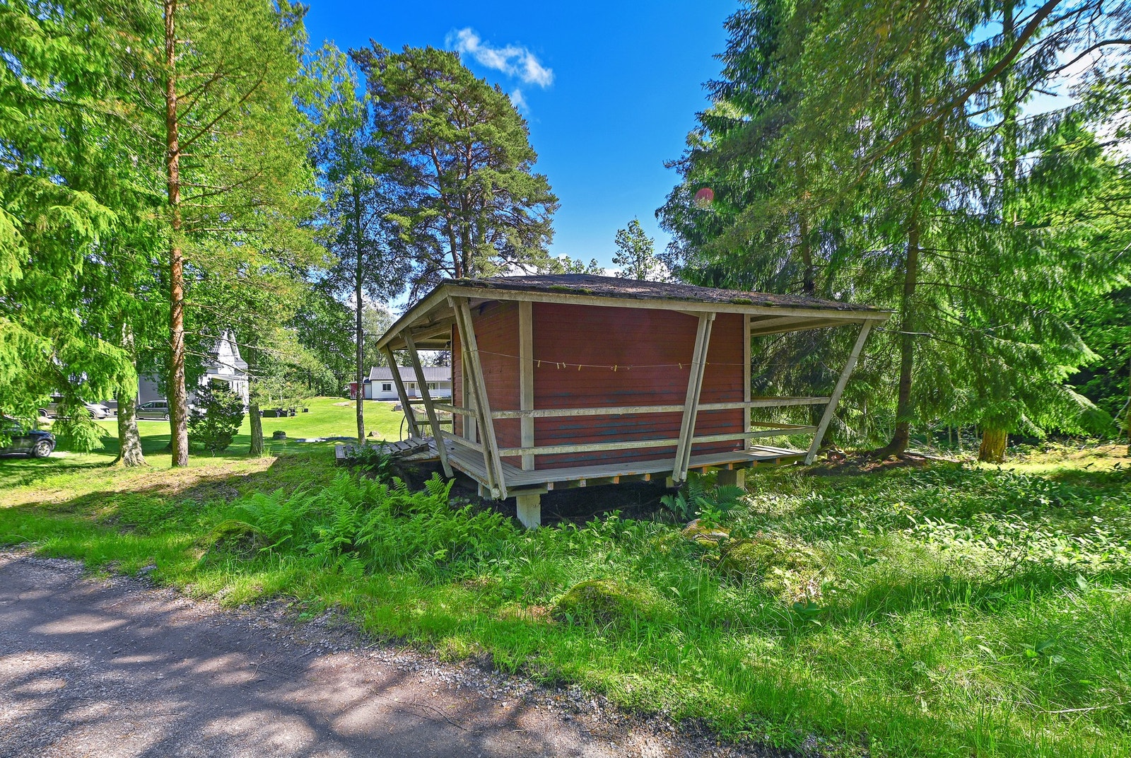 Hyttene er opplyst å være i dårlig forfatning, med skader på samtlige bygningsdeler. Disse må påregnes betydelig oppgradert/utbedret før eventuell videre bruk. Galleribilde