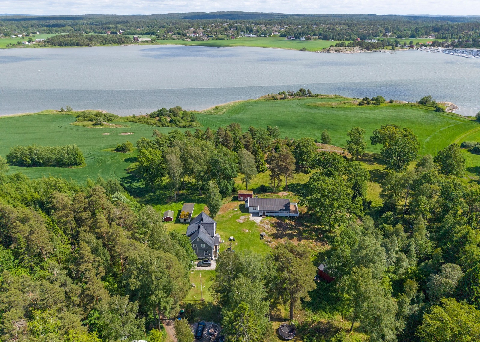I nærheten er det utleie av båtplasser, både på Oven Marina og Røstad Familiecamping. Galleribilde