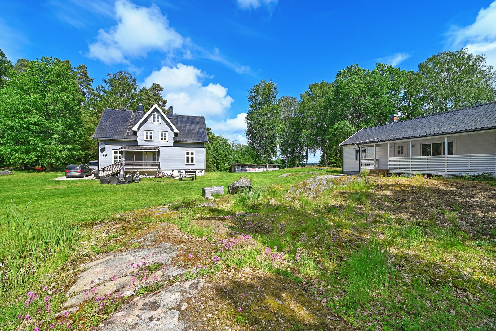 Eiendommen består av hovedhus/fritidsbolig, sidehus/anneks, fire små hytter, to uthus/boder, toalettbygg, renseanlegg og bygg til borevann. Galleribilde