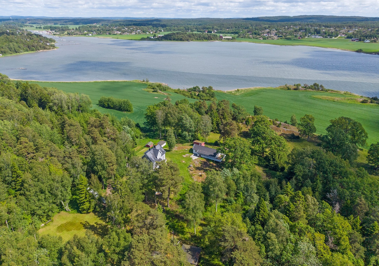 Enkelt rom har noe utsikt til Krokstadfjorden. Galleribilde