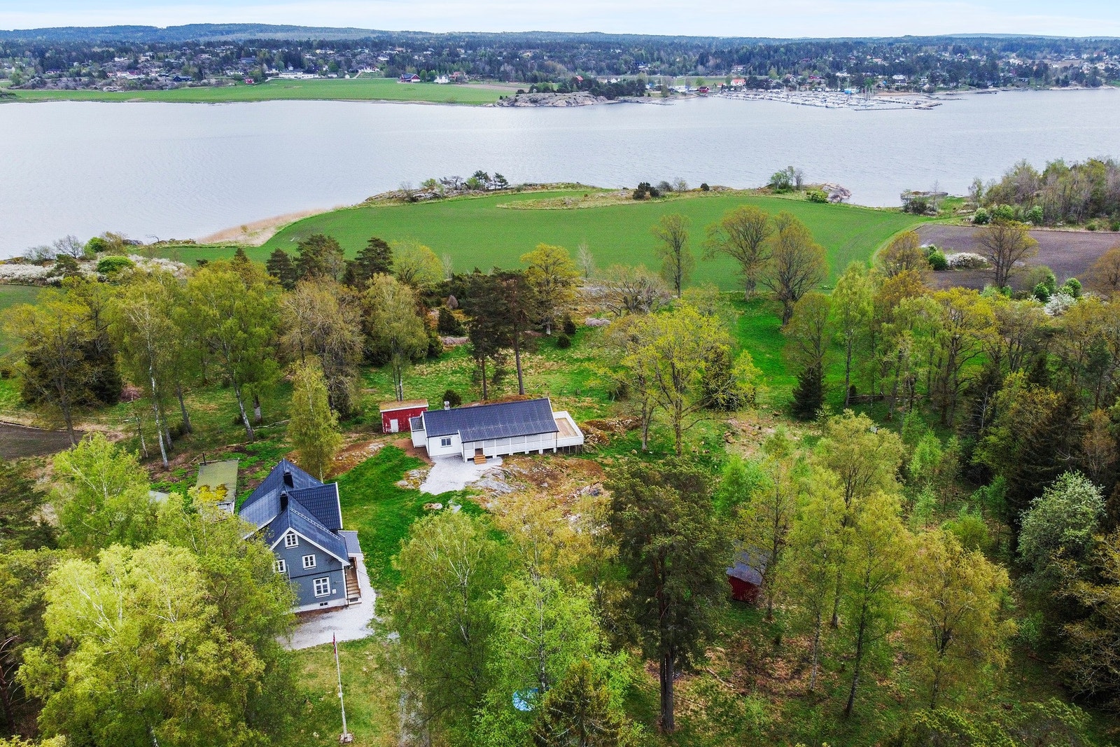 Oversiktsbilde over eiendommen, fra sjøen Galleribilde