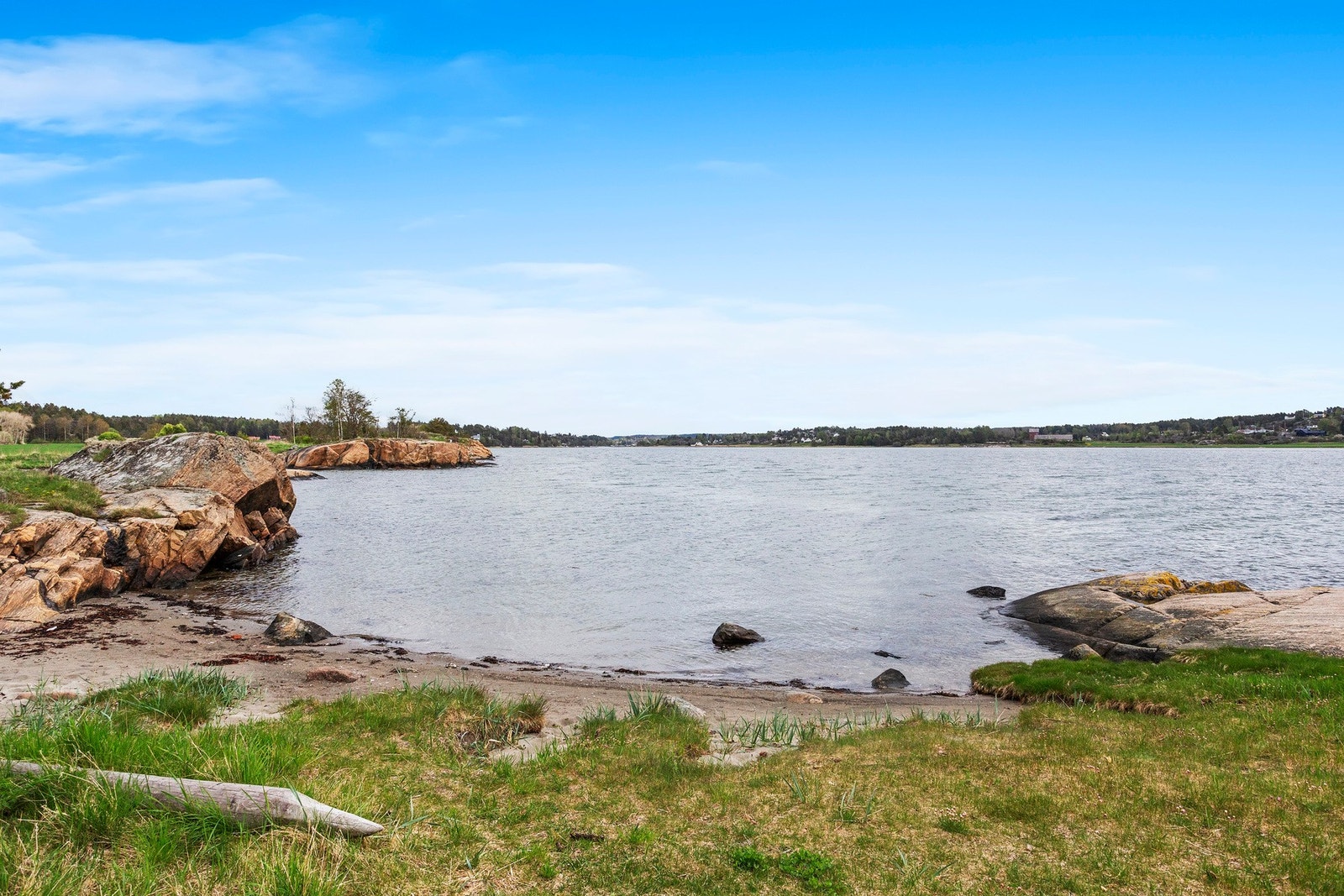 Fra nærmeste badevik, ca 5 minutters gang fra eiendommen, fin strand for de minste samt svaberg Galleribilde