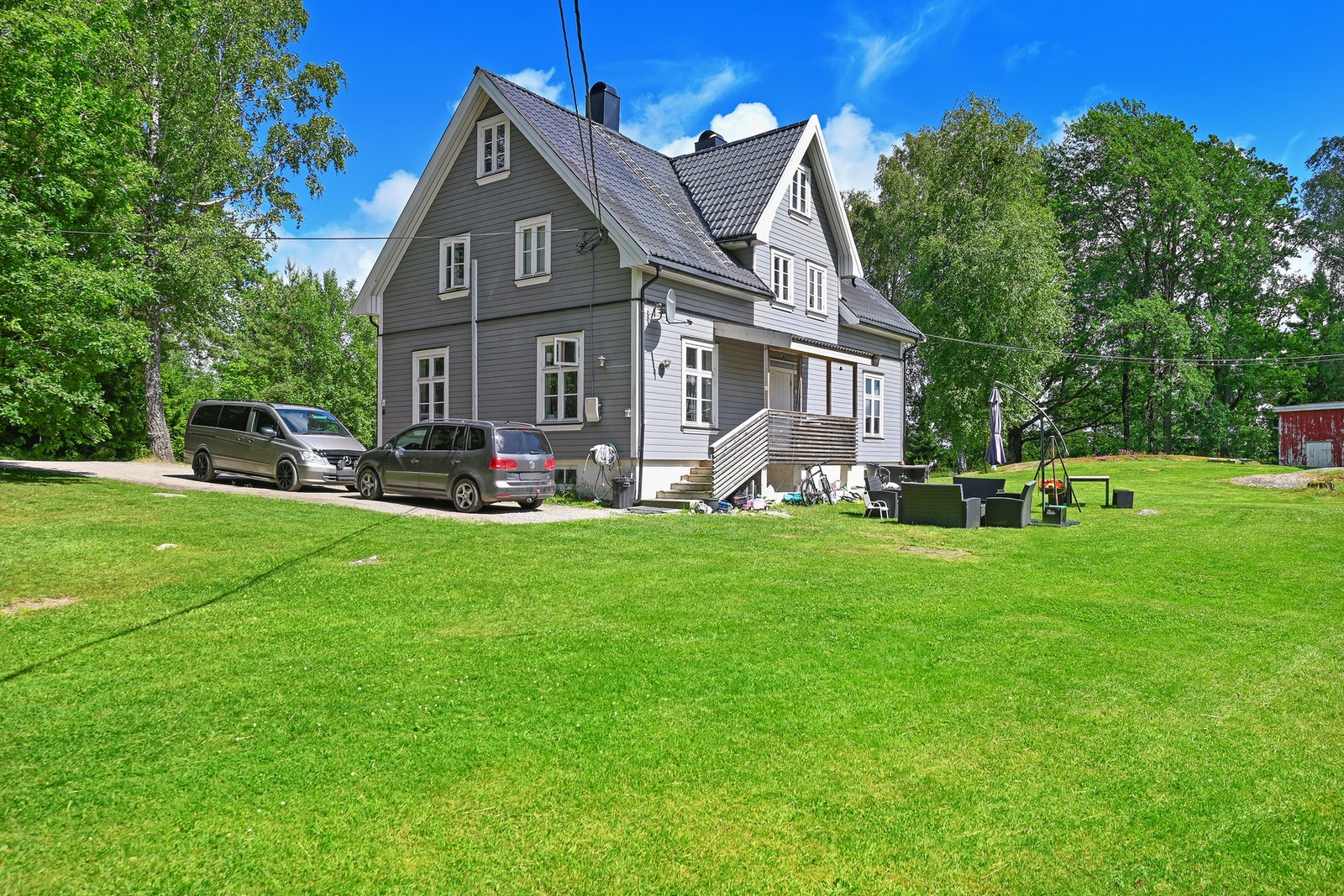Hovedhuset har en praktisk og romslig planløsning med flere oppholdsrom, fire soverom og tre bad. Galleribilde