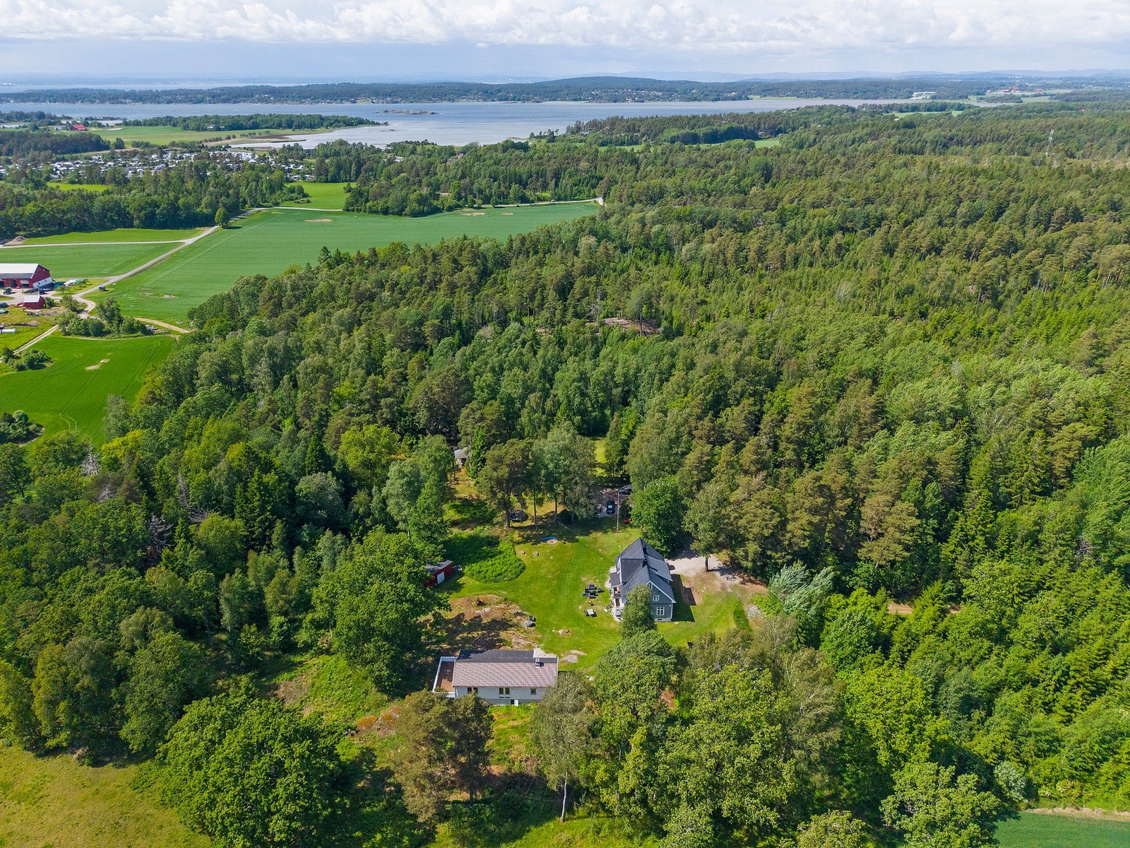 Her bor du tett på naturen, sjøluften og det rolige ferielivet som preger området gjennom sommerhalvåret. Galleribilde