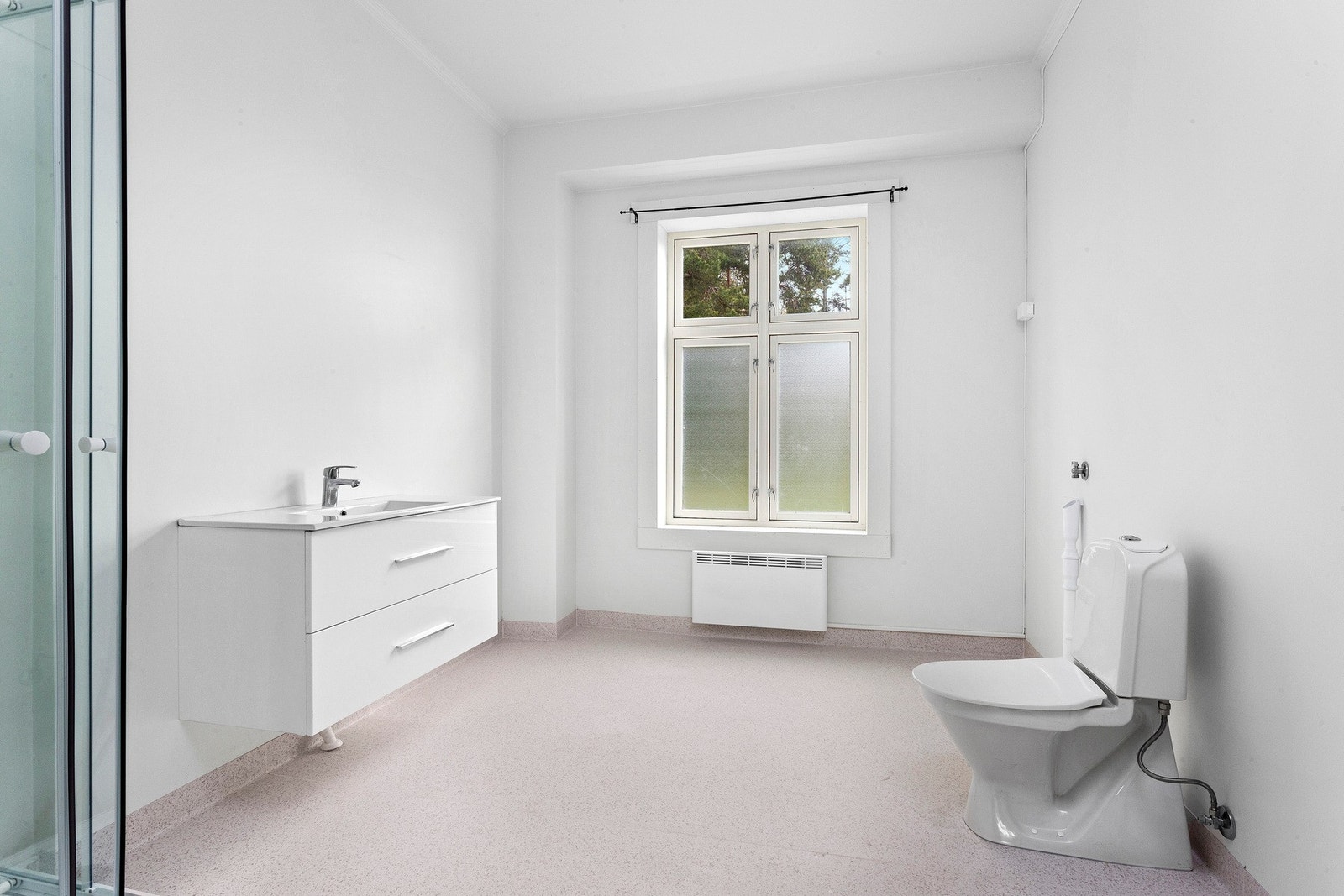 Hovedhuset. Nyoppusset bad fra 2021 i 1. etasje. Forsikringssak. Galleribilde