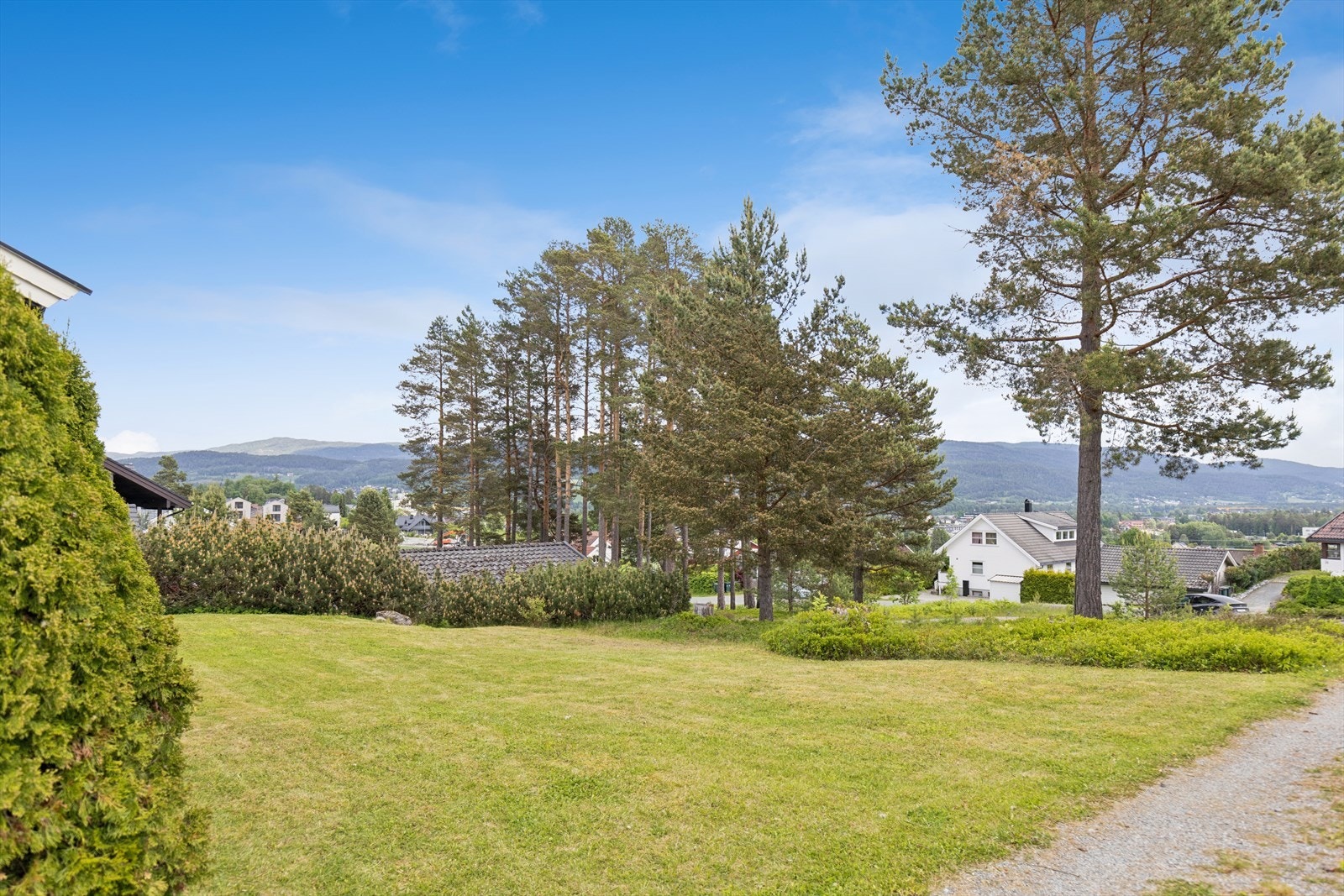 Den store hagen gir mange muligheter for uteaktiviteter og beplantning. Galleribilde