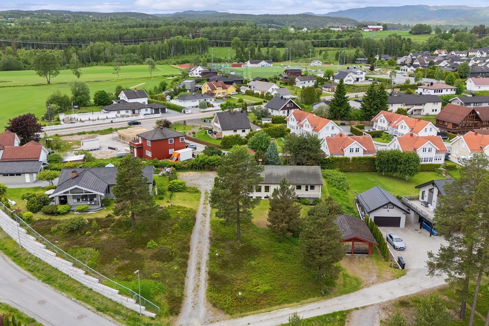 Stor tomt på ca. 1,7 mål med gode muligheter for hage og uteaktiviteter. Galleribilde