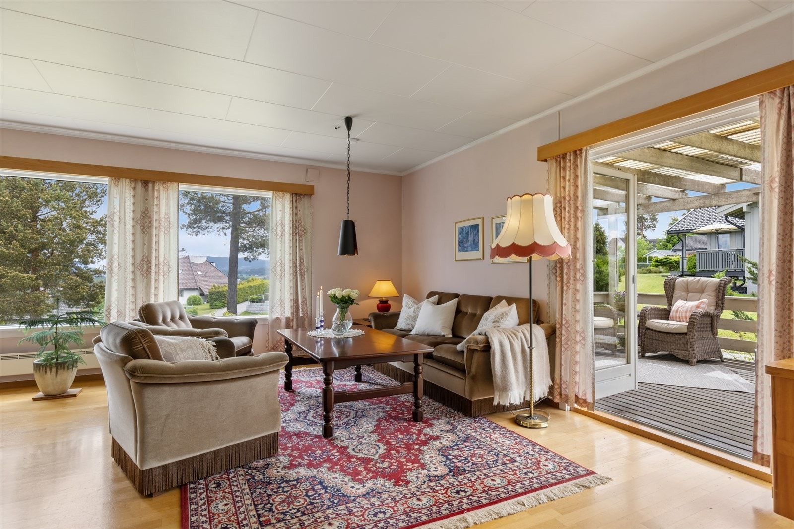 Store vindusflater gir godt med lys inn i stuen. Galleribilde