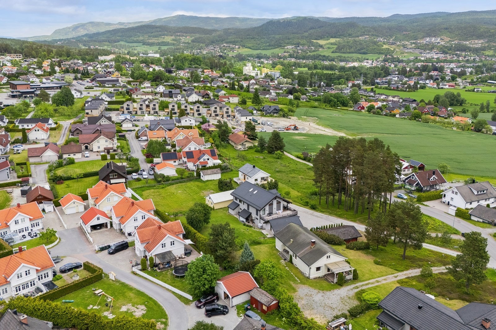 Beliggenhet på Røren med gangavstand til barnehage, skole og butikk. Galleribilde