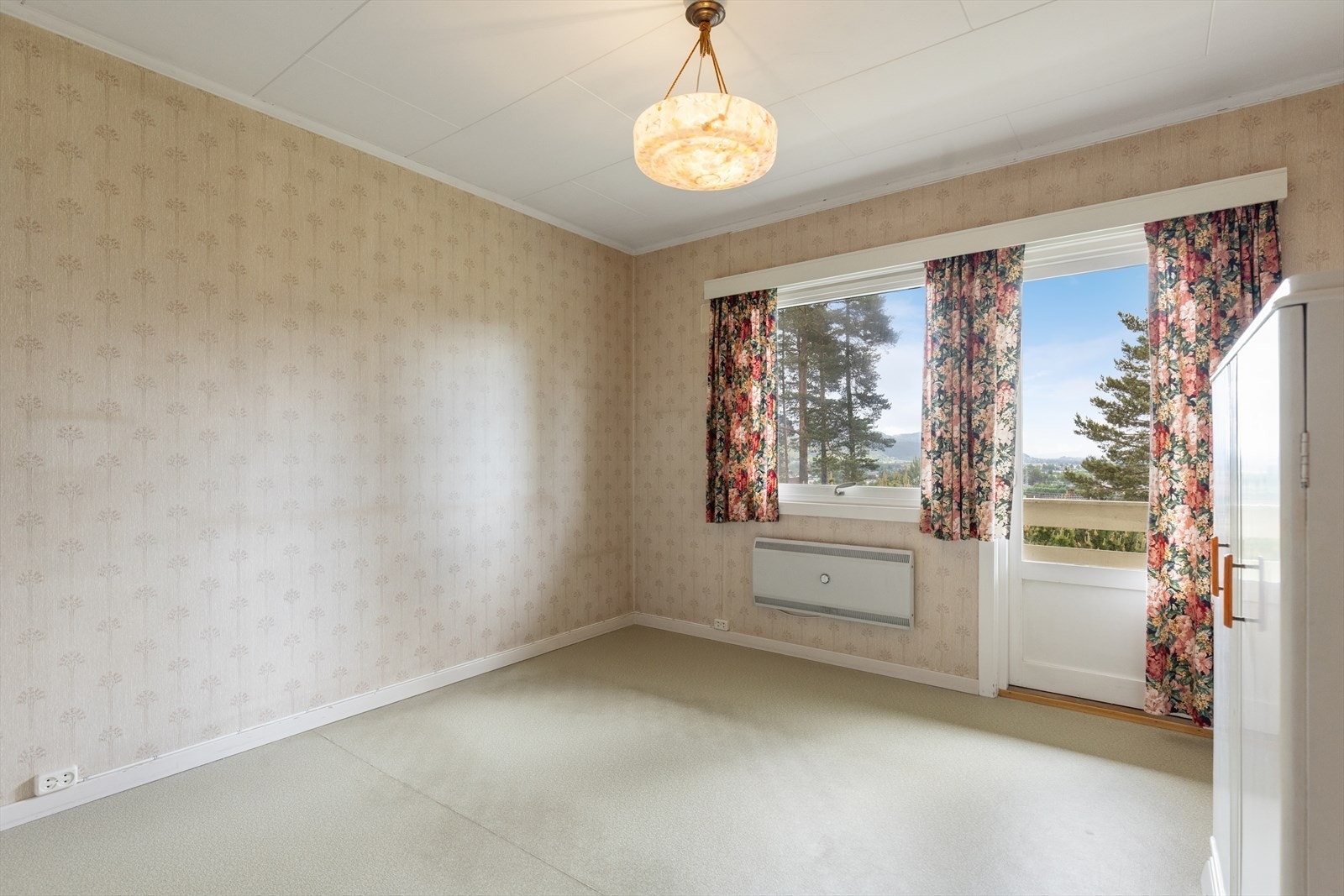 Ett av soverommene har direkte utgang til egen balkong. Galleribilde