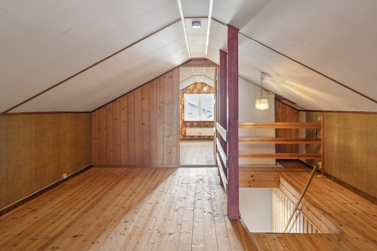 Loftet har rikelig med lagringsplass. Galleribilde