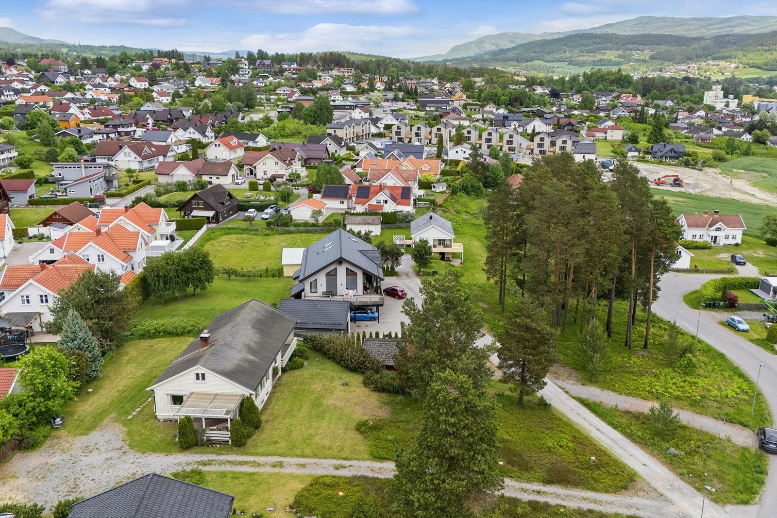 Enkel adkomst til hovedvei for pendling mot Drammen, Kongsberg og Oslo. Galleribilde