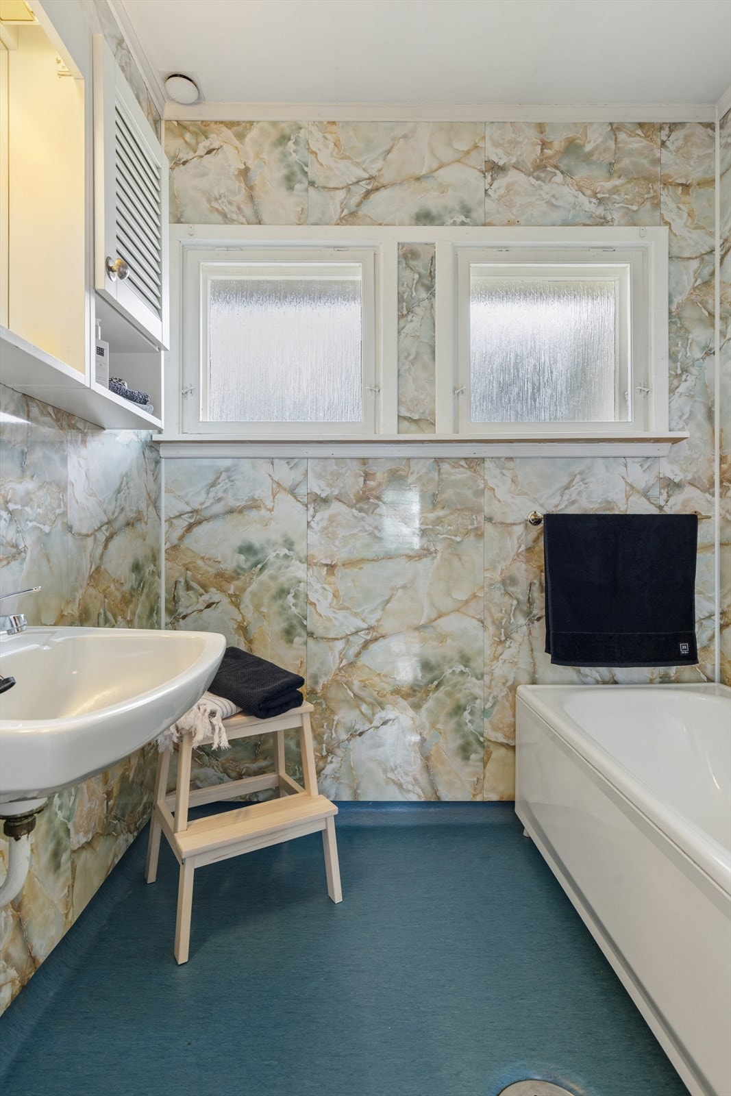 Bad fra byggeåret, innredet med servant og badekar. Galleribilde