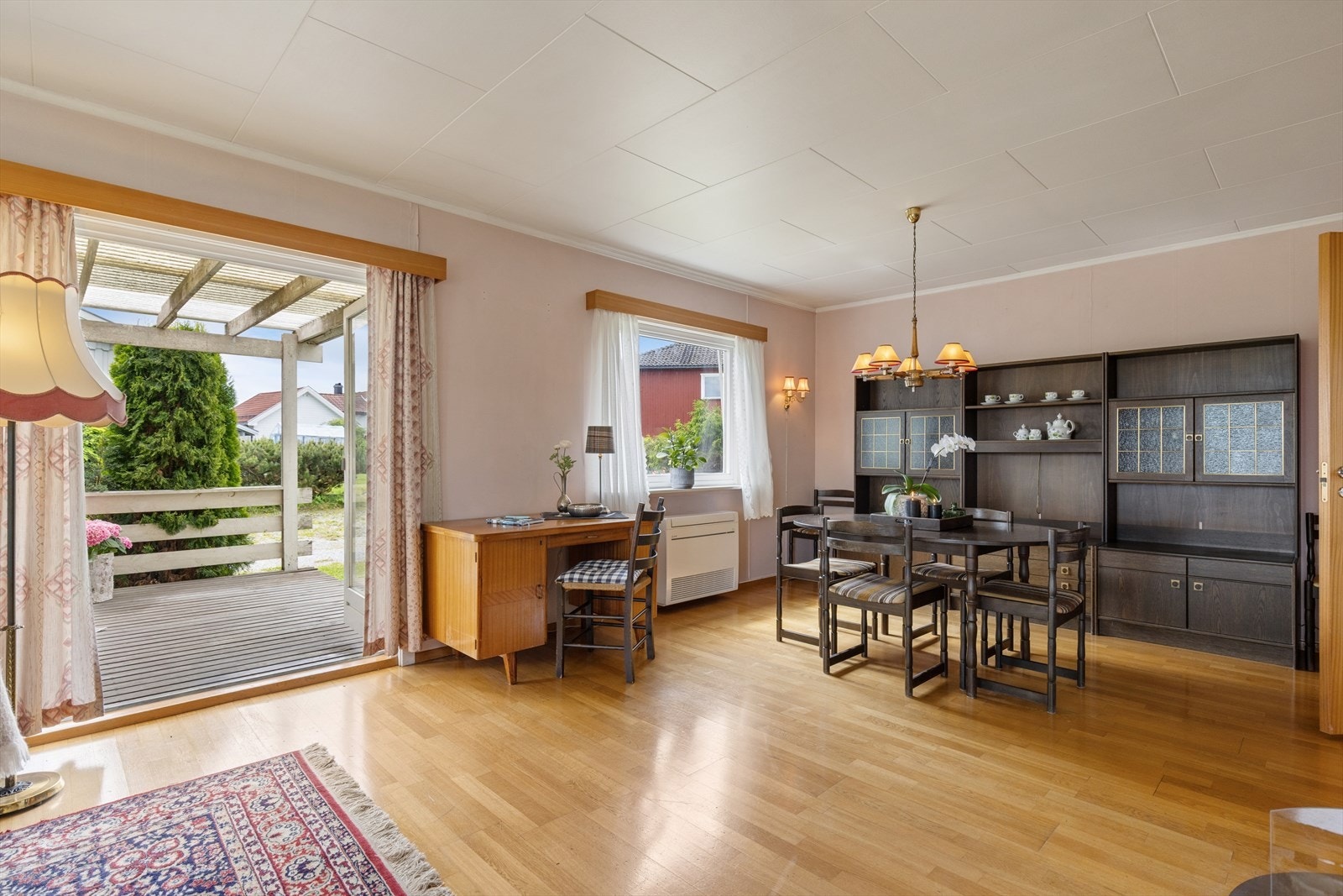 Stuen har god plass til både spisebord og sofagruppe. Galleribilde