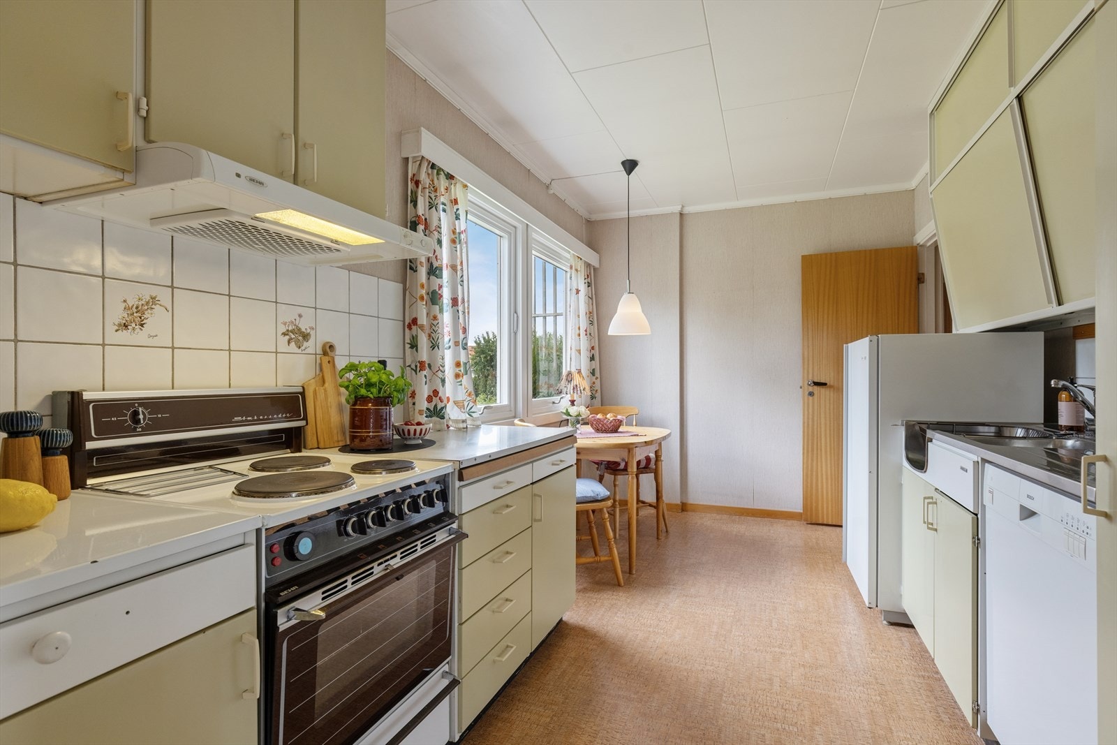 Det er plass til komfyr, oppvaskmaskin og kjøleskap. Kjøkkenventilator med avtrekk ut. Galleribilde