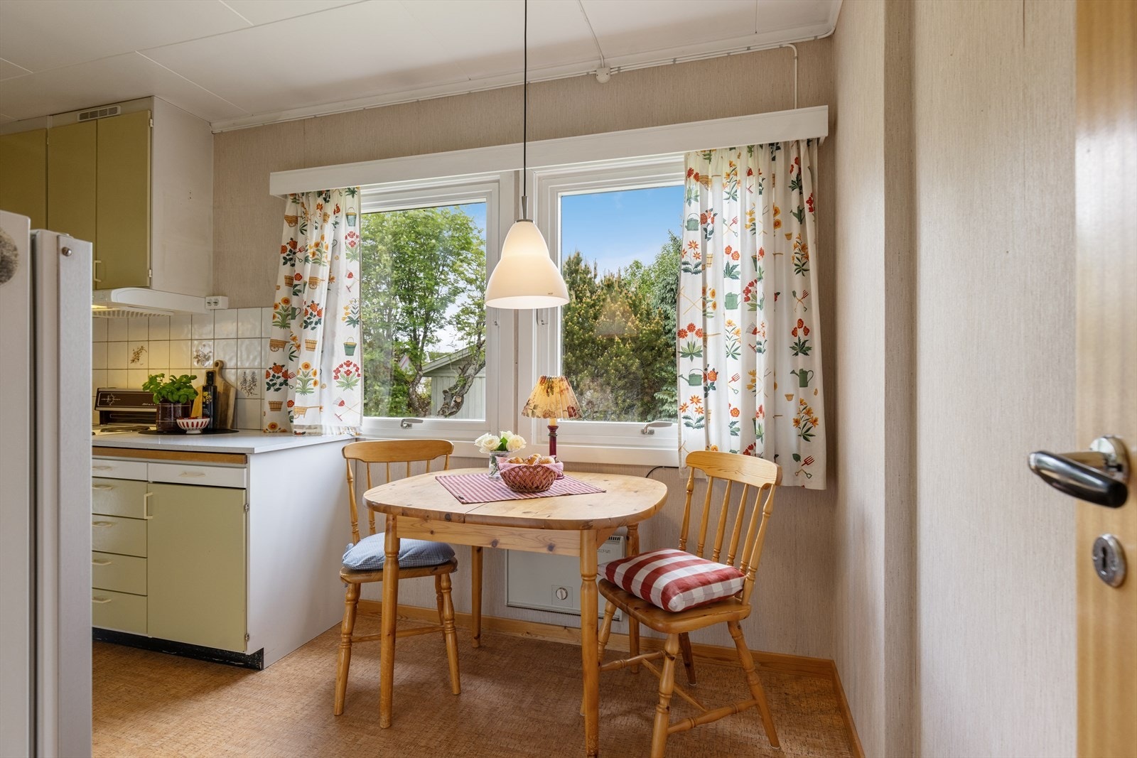Kjøkkenet har plass til en hyggelig spisekrok ved vinduet. Galleribilde