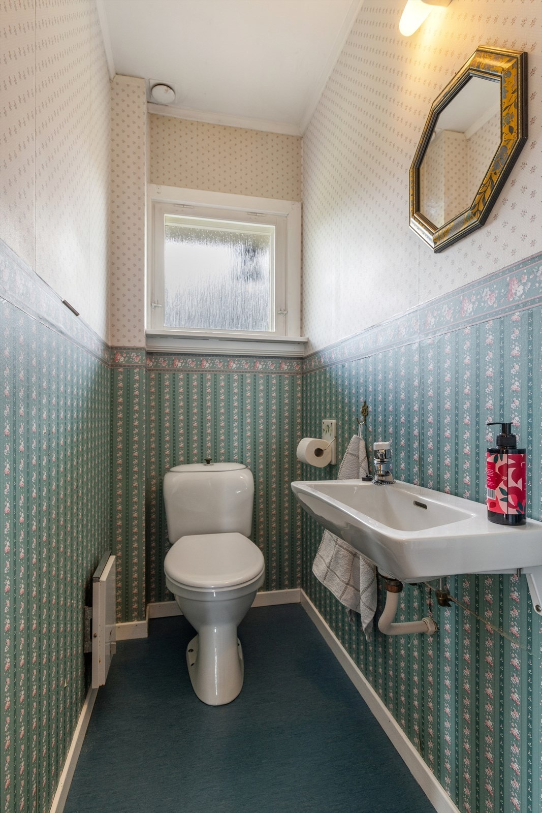 Separat toalettrom med wc og servant i første etasje. Galleribilde