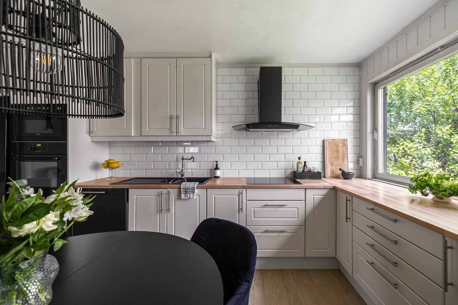 Innredningen har profilerte fronter, godt med skap- og benkeplass samt laminat benkeplate med nedfelt vaskekum. Galleribilde