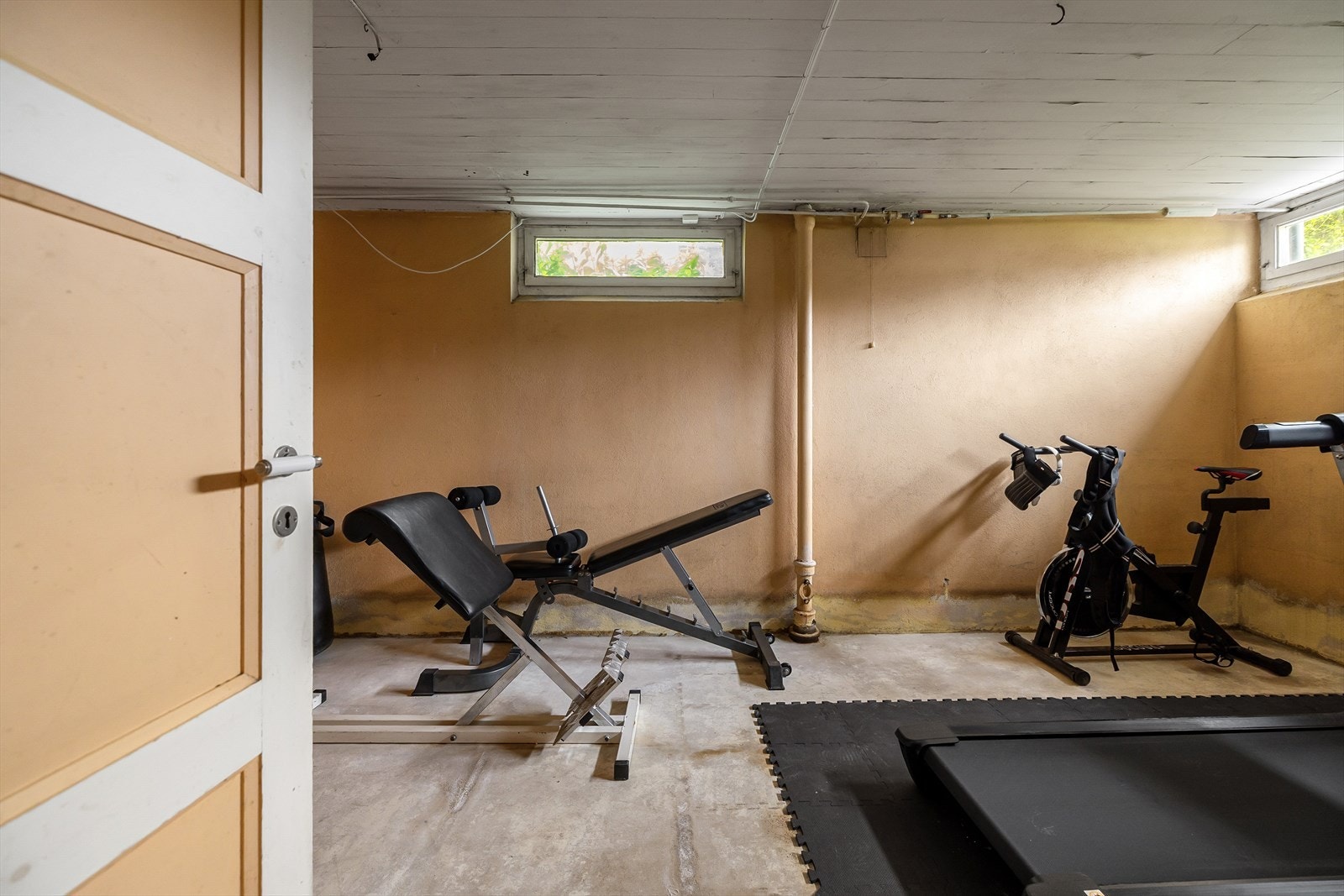 En av bodene er i dag innredet som treningsrom. Galleribilde