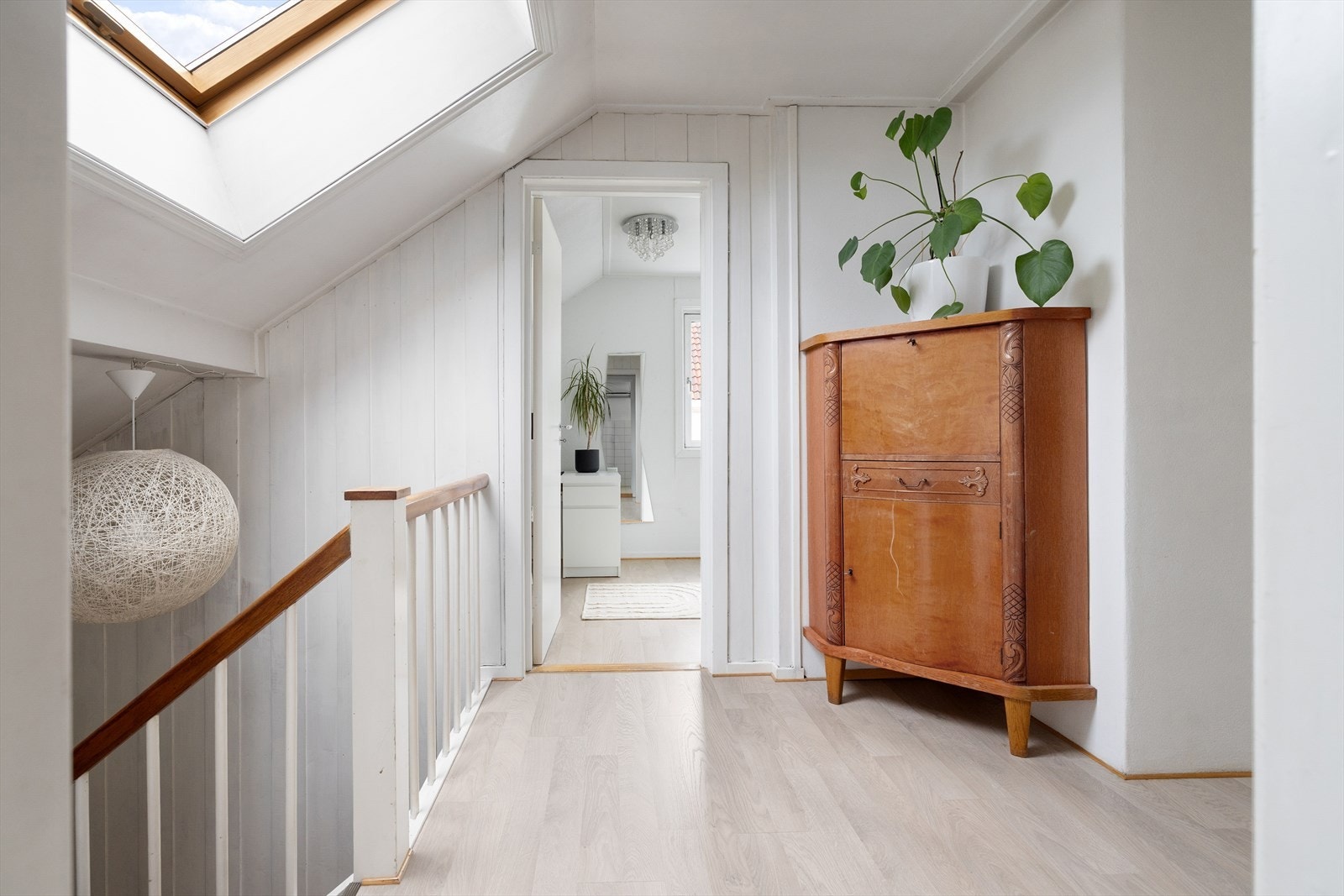 Boligens 2. etasje består av 3 soverom, et toalettrom, et bad og 3 kott som gir gode oppbevaringsmuligheter. Galleribilde