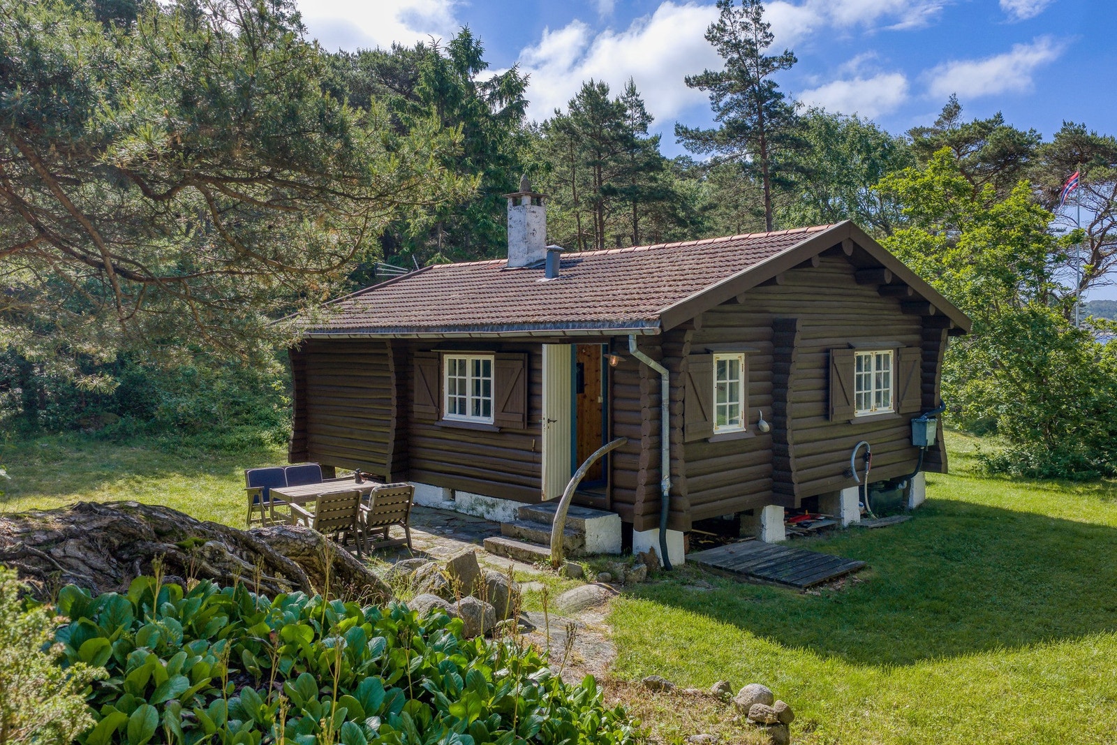 Enkel hytte, som trenger oppussing Galleribilde