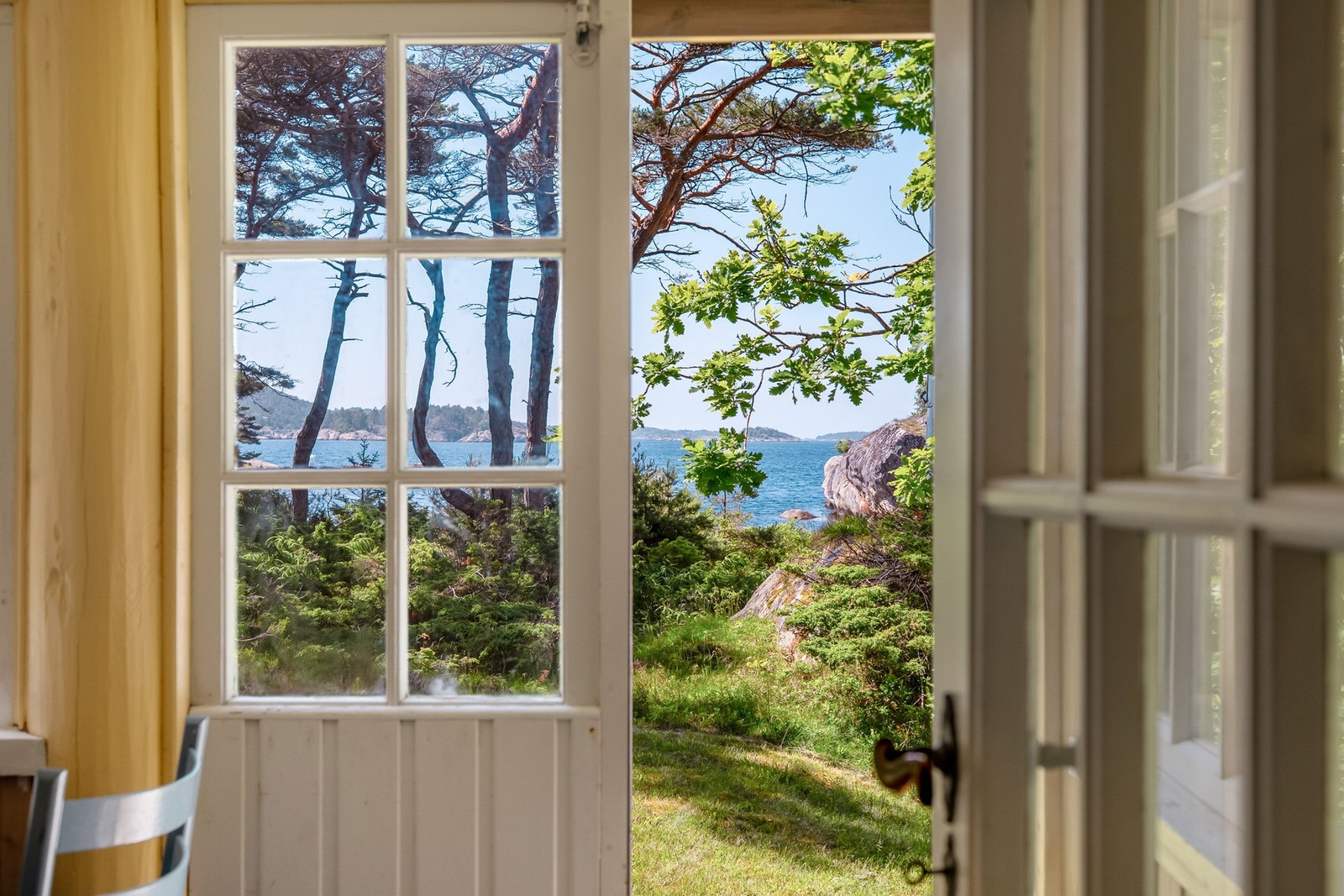 Fra hytta er det god kontakt med sjøen og dens omgivelser, i begge retninger Galleribilde