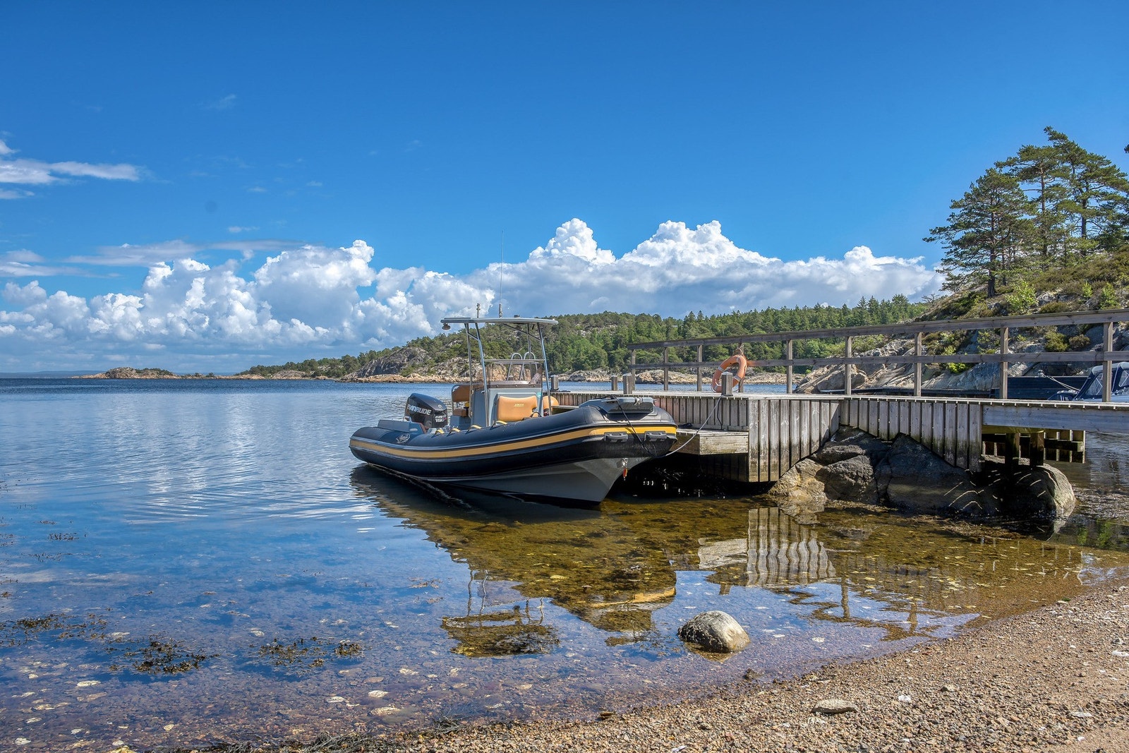 Strand og egen brygge med plass til et par båter Galleribilde