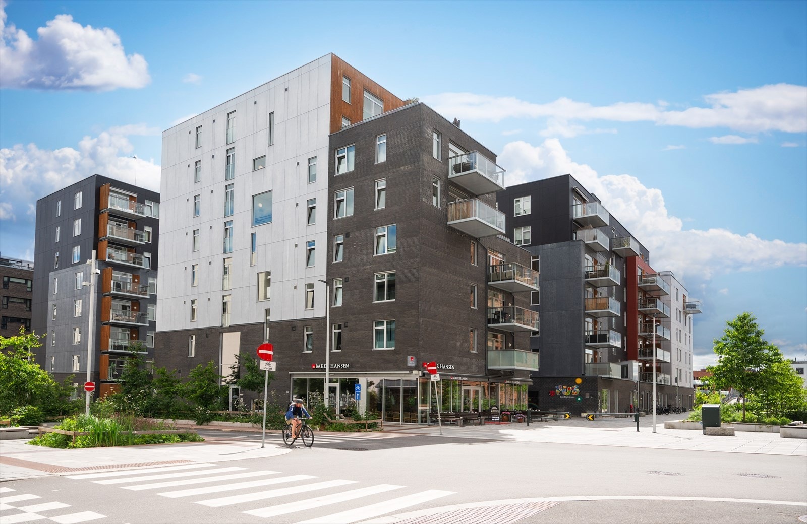Leiligheten er en del av Borettslaget Lørenveien 53B som består av 27 andelsleiligheter på Løren. Galleribilde