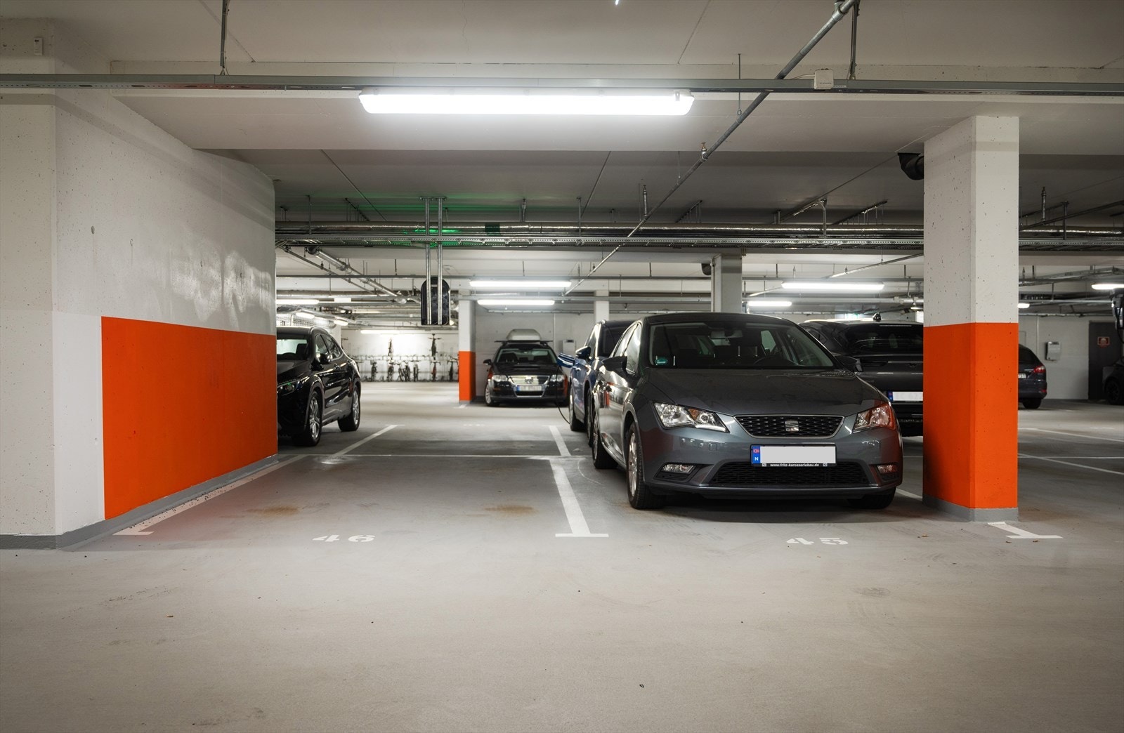 Leiligheten disponerer en fast parkeringsplass i felles garasjeanlegg. Galleribilde