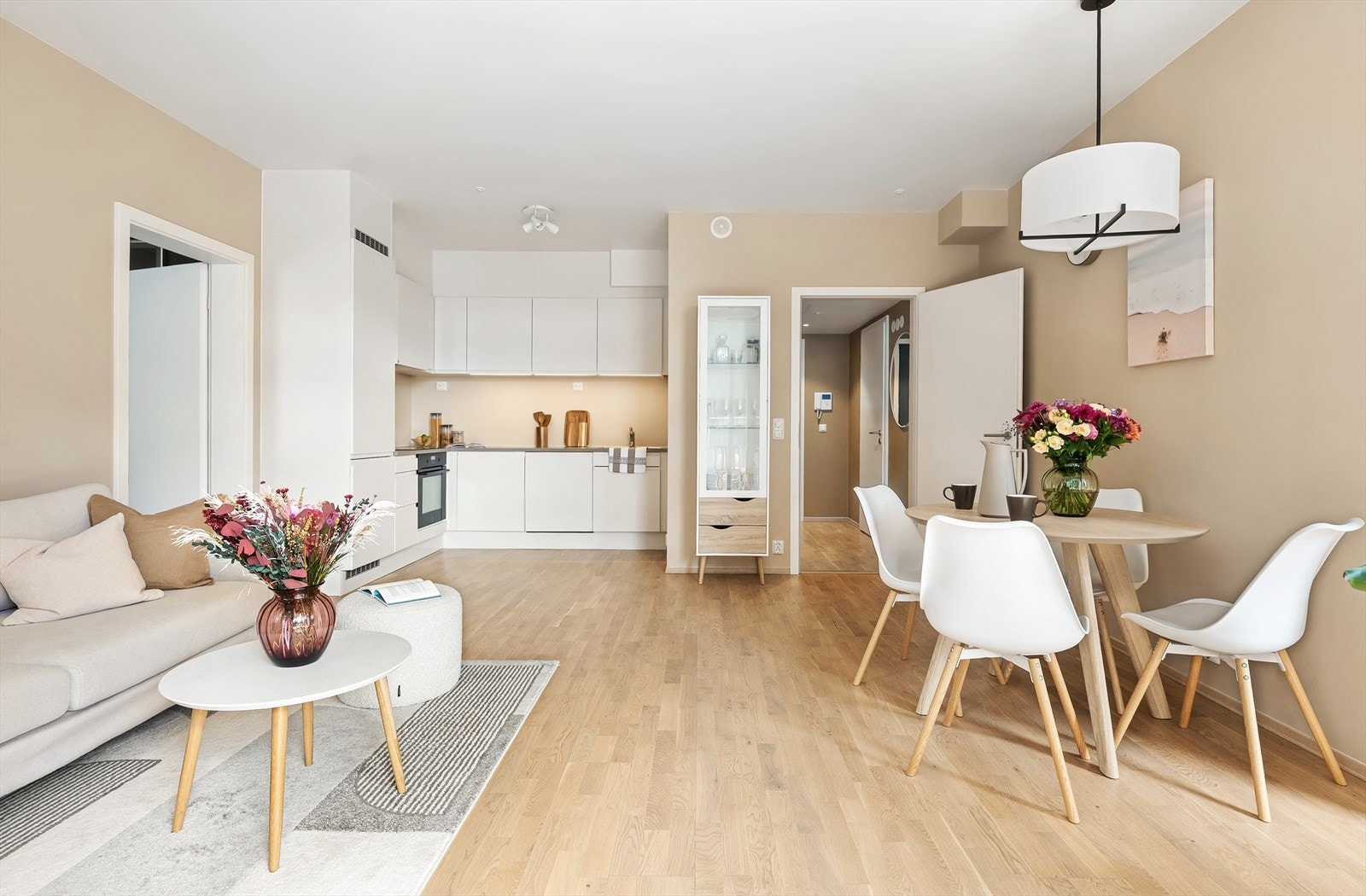 Store vindusflater med 3-lags isolerglass slipper inn rikelig med lys. Galleribilde