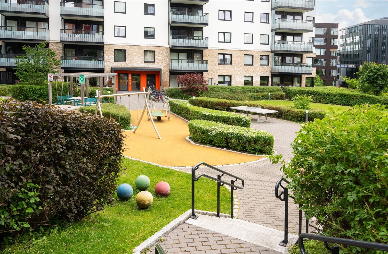 Barnevennlig område med flere lekeapparater like utenfor døren. Galleribilde