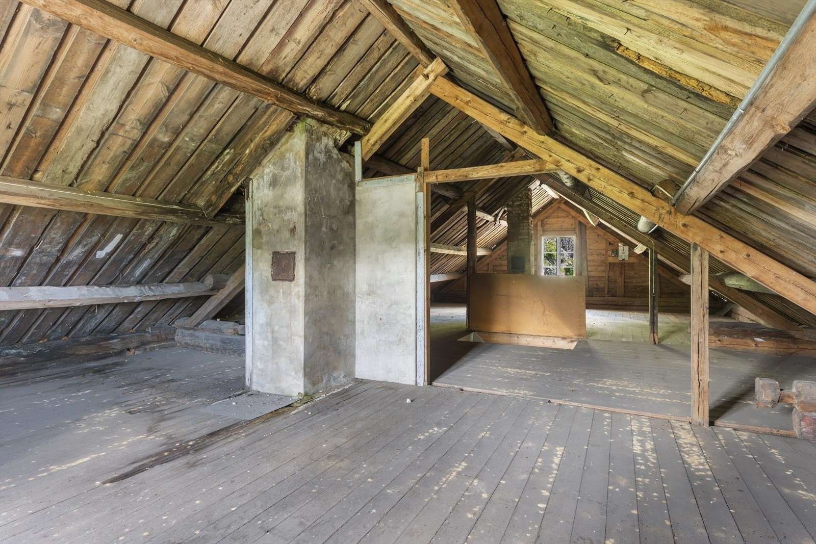 Det uinnredede loftet har synlig tømmer- og takkonstruksjon. Galleribilde