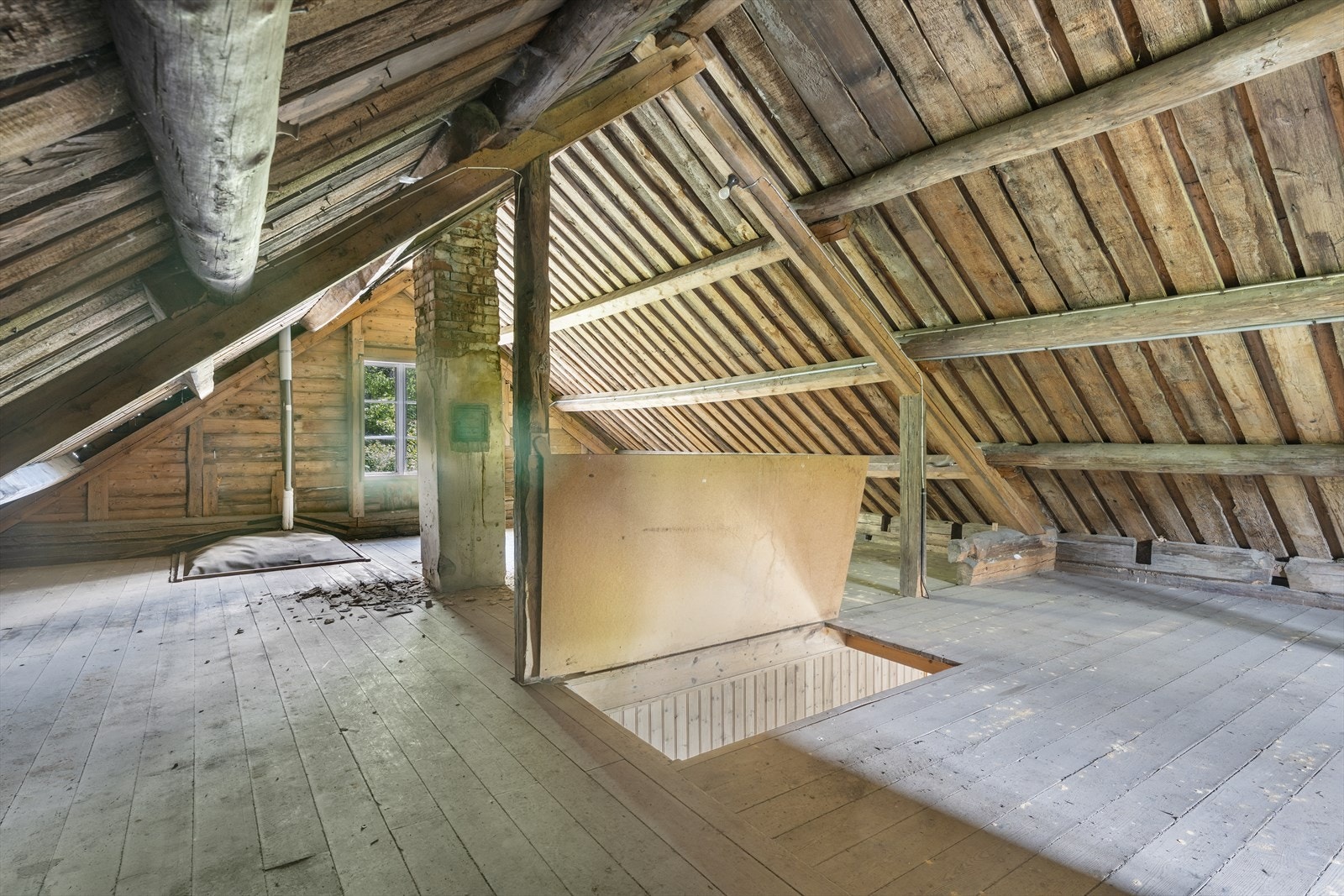 Loftet gir rikelig med lagringsplass og har et stort potensial. Galleribilde