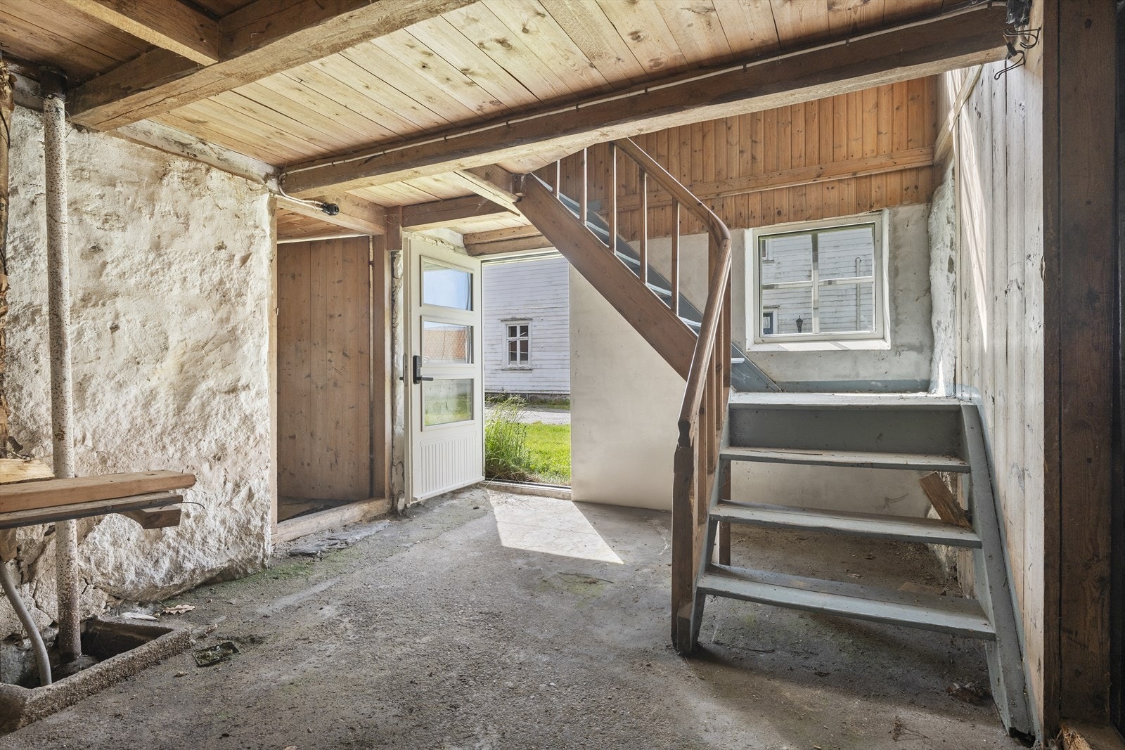 Kjelleren har egen utgang via en nyere dør fra 2018. Galleribilde