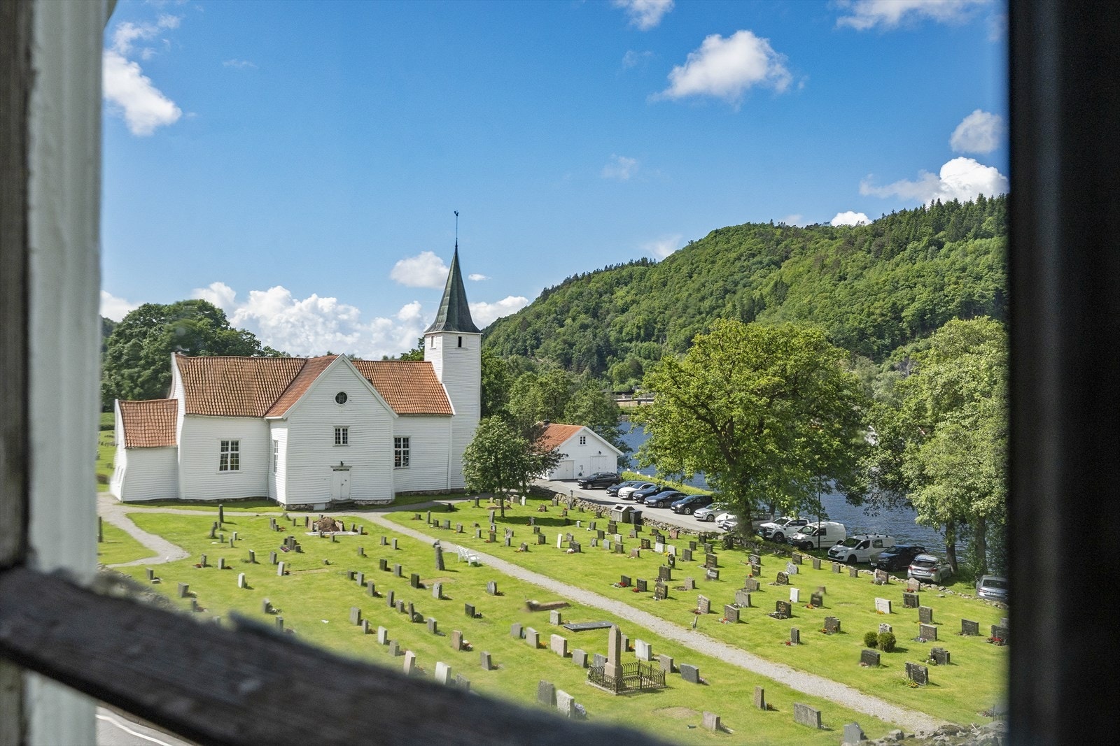 Utsikt fra et av vinduene mot Valle kirke og nærområdet. Galleribilde