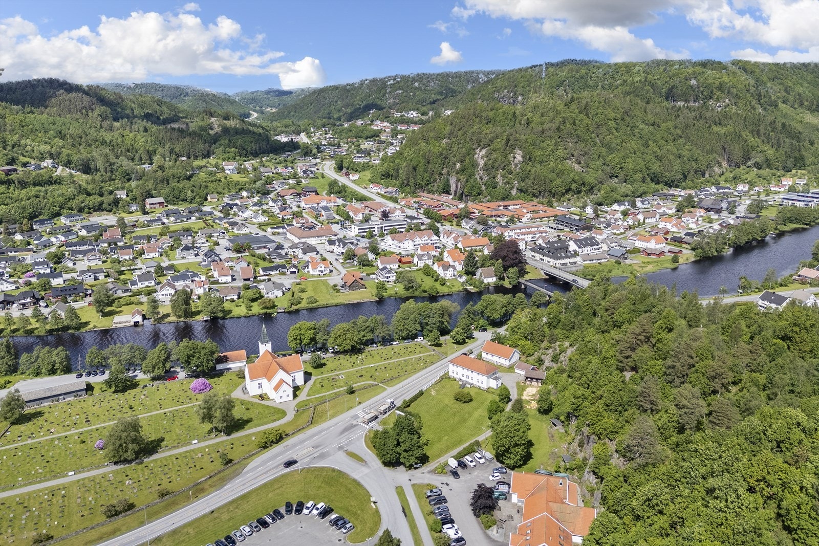Området har gode bussforbindelser fra holdeplassen ved Valle kirke. Galleribilde