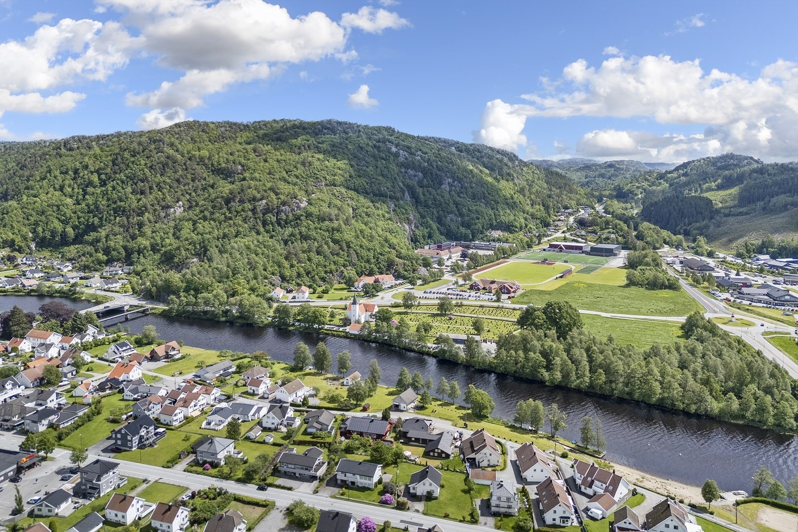 Oversikt over Vigeland, som tilbyr butikker som Rema 1000 og Spar. Galleribilde