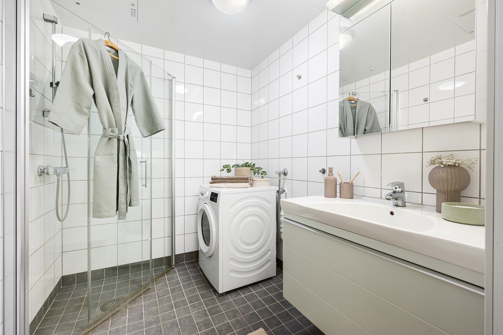 Stort baderom med opplegg for vaskemaskin. Galleribilde