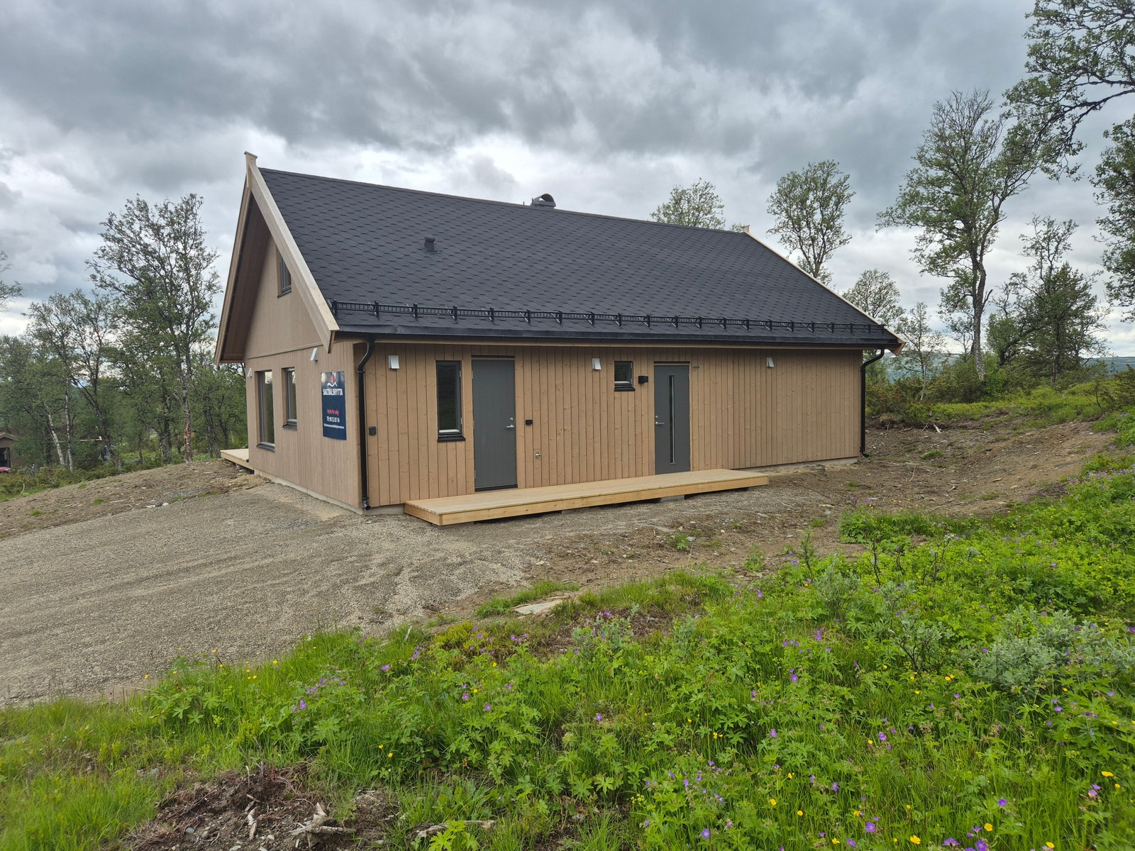 Praktisk med egen inngang til bod. Galleribilde
